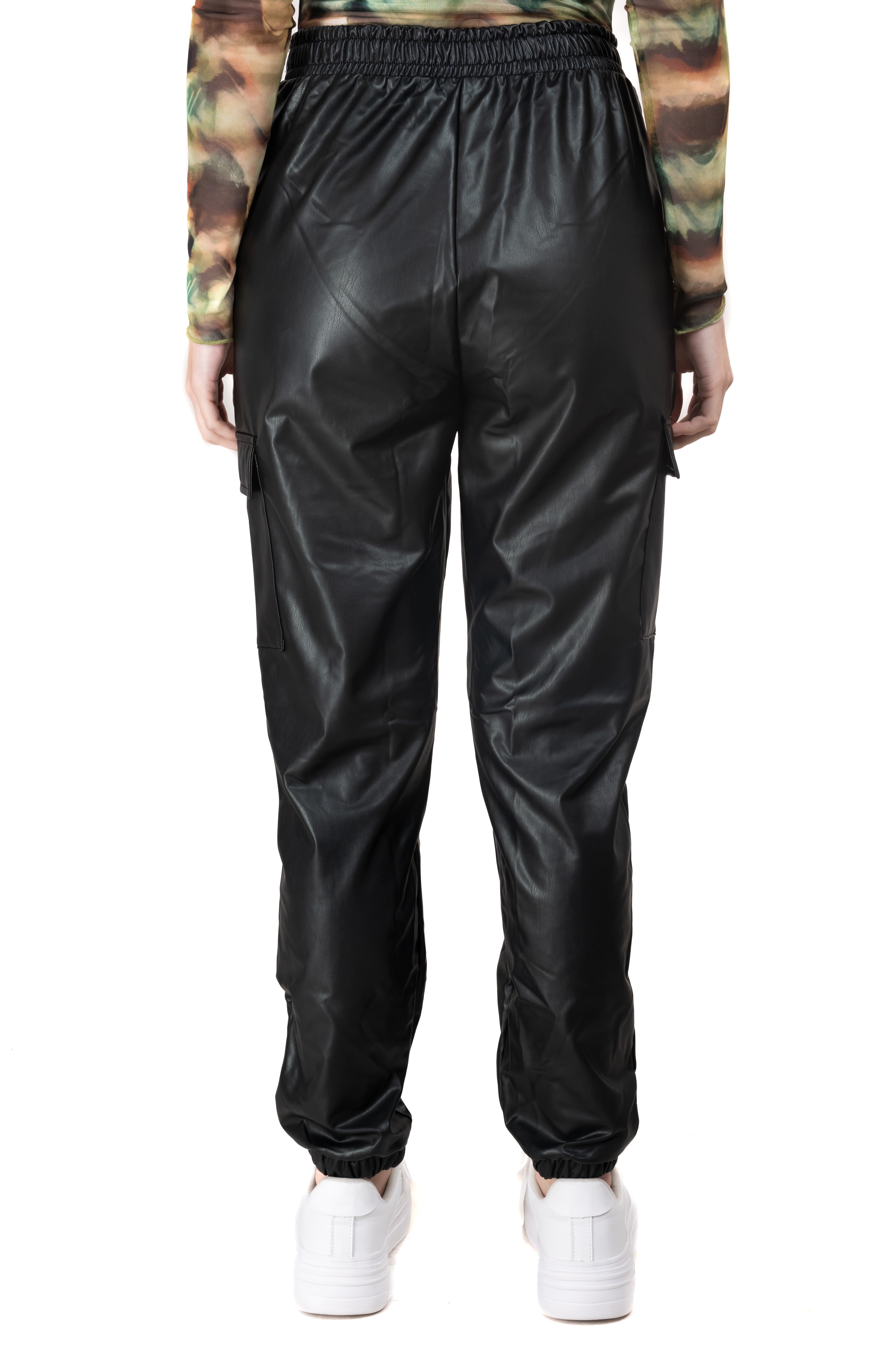 Jogger efecto piel bolsos cargo NEGRO