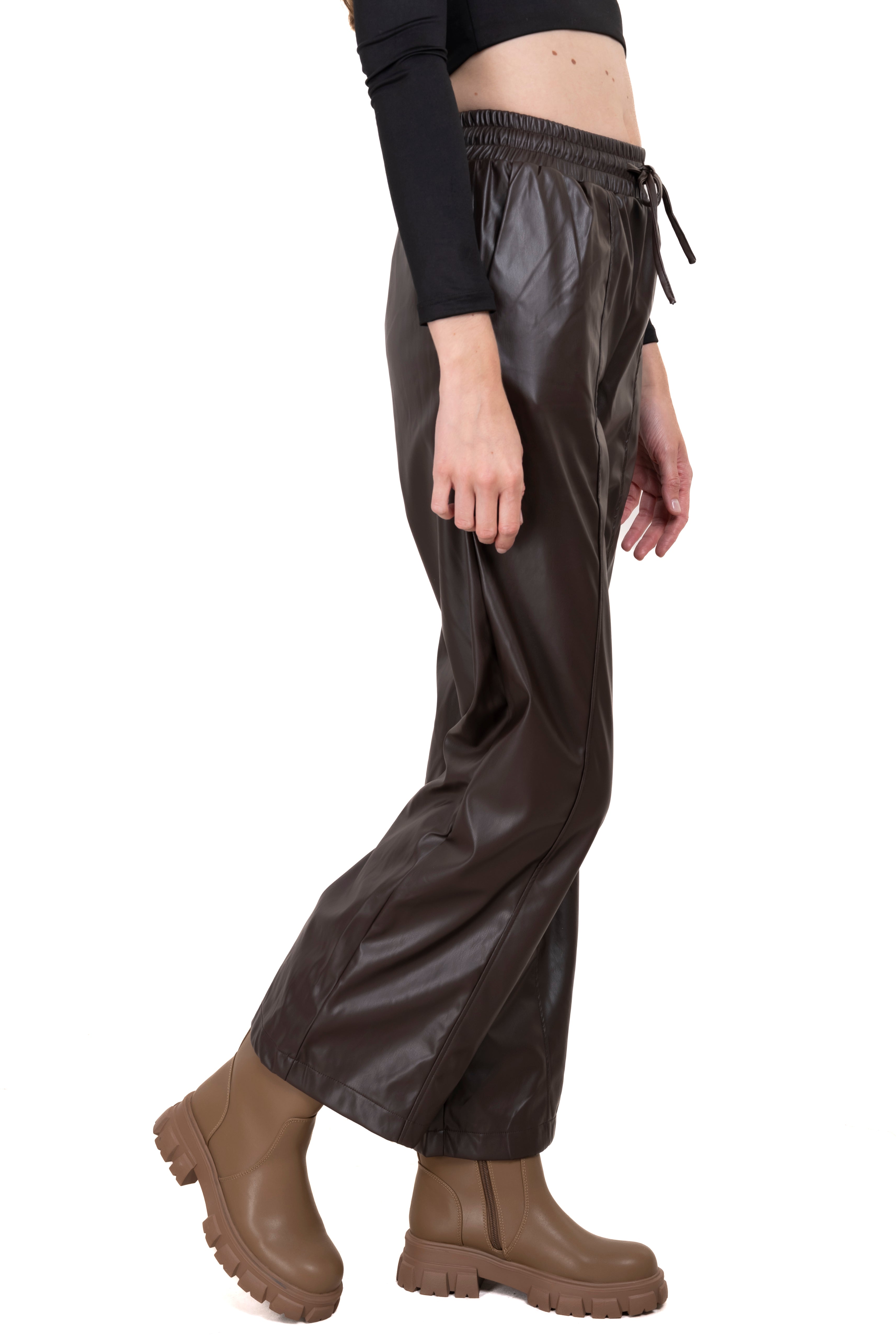 Pantalón efecto piel cintura elástica CHOCOLATE