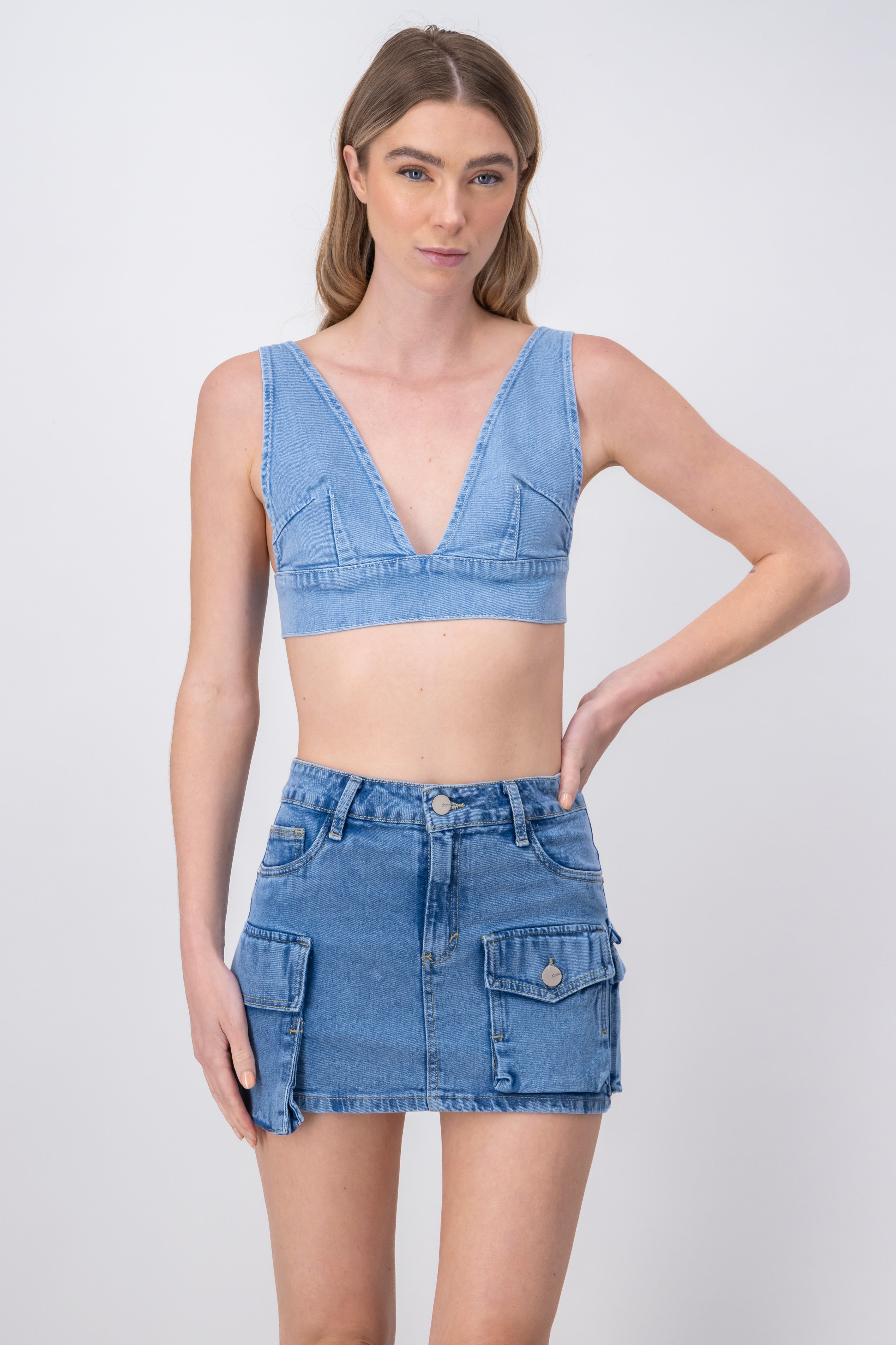 Top crop denim escote v