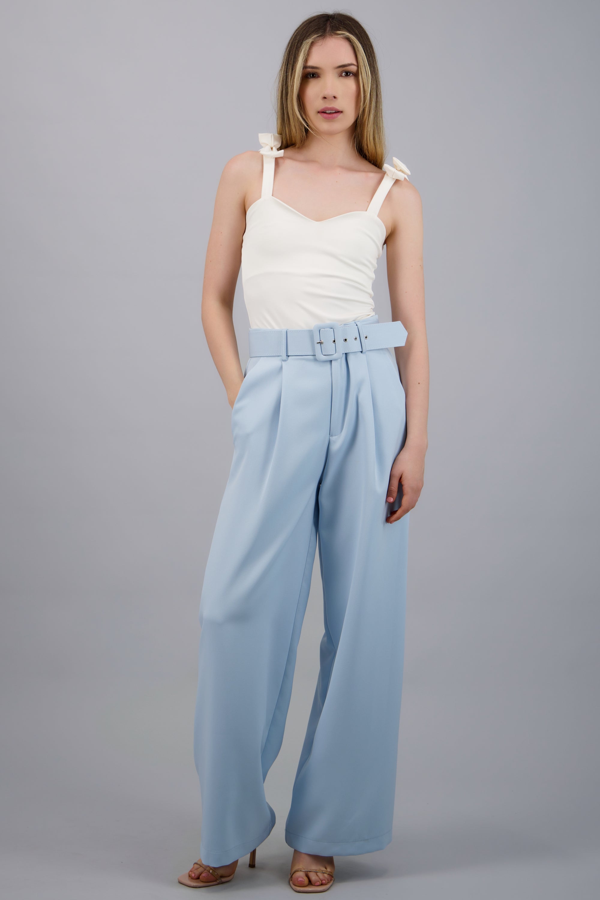 Pantalón liso cinturón AZUL CIELO