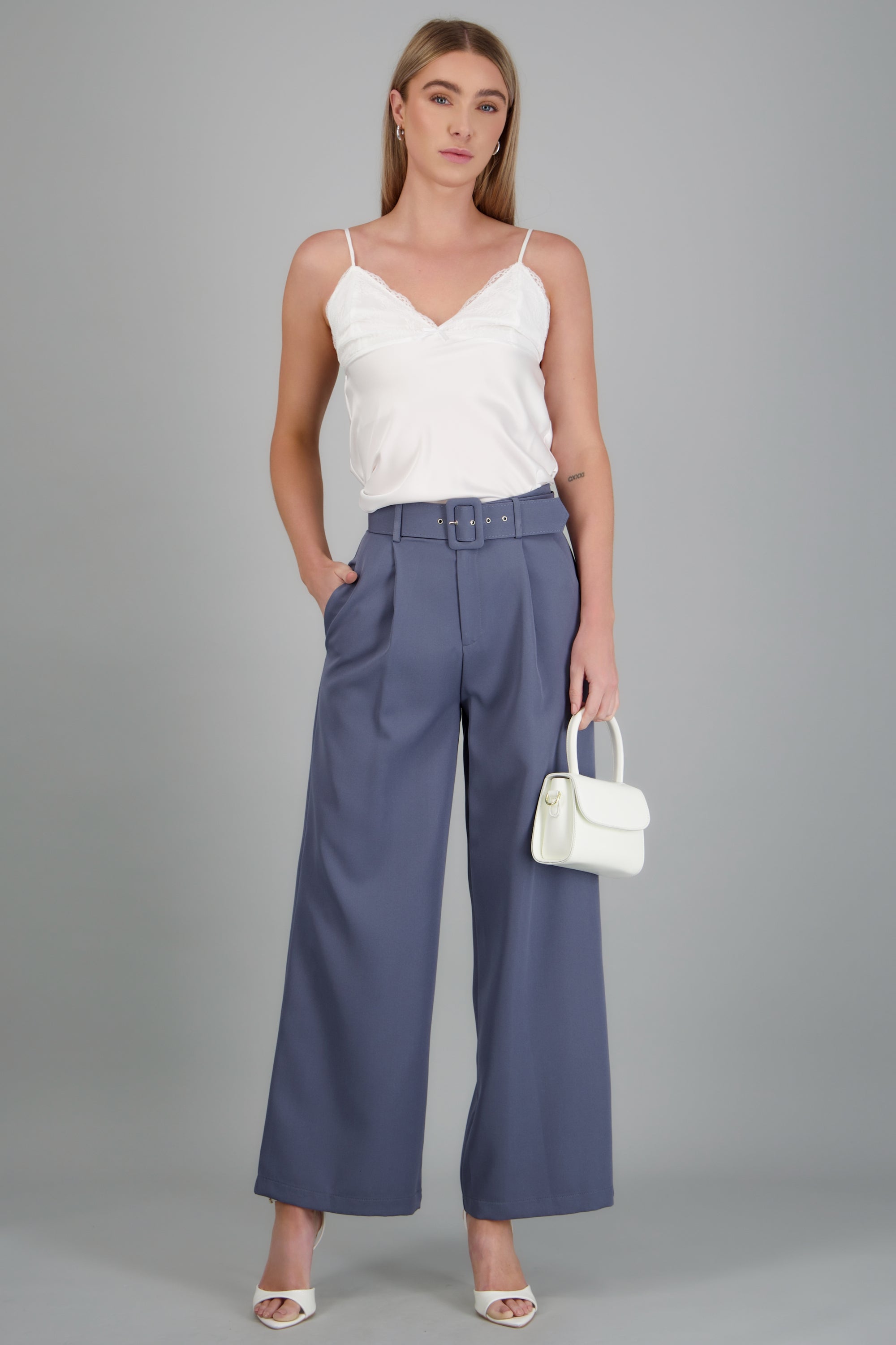 Pantalón liso cinturón MEDIUM WASH