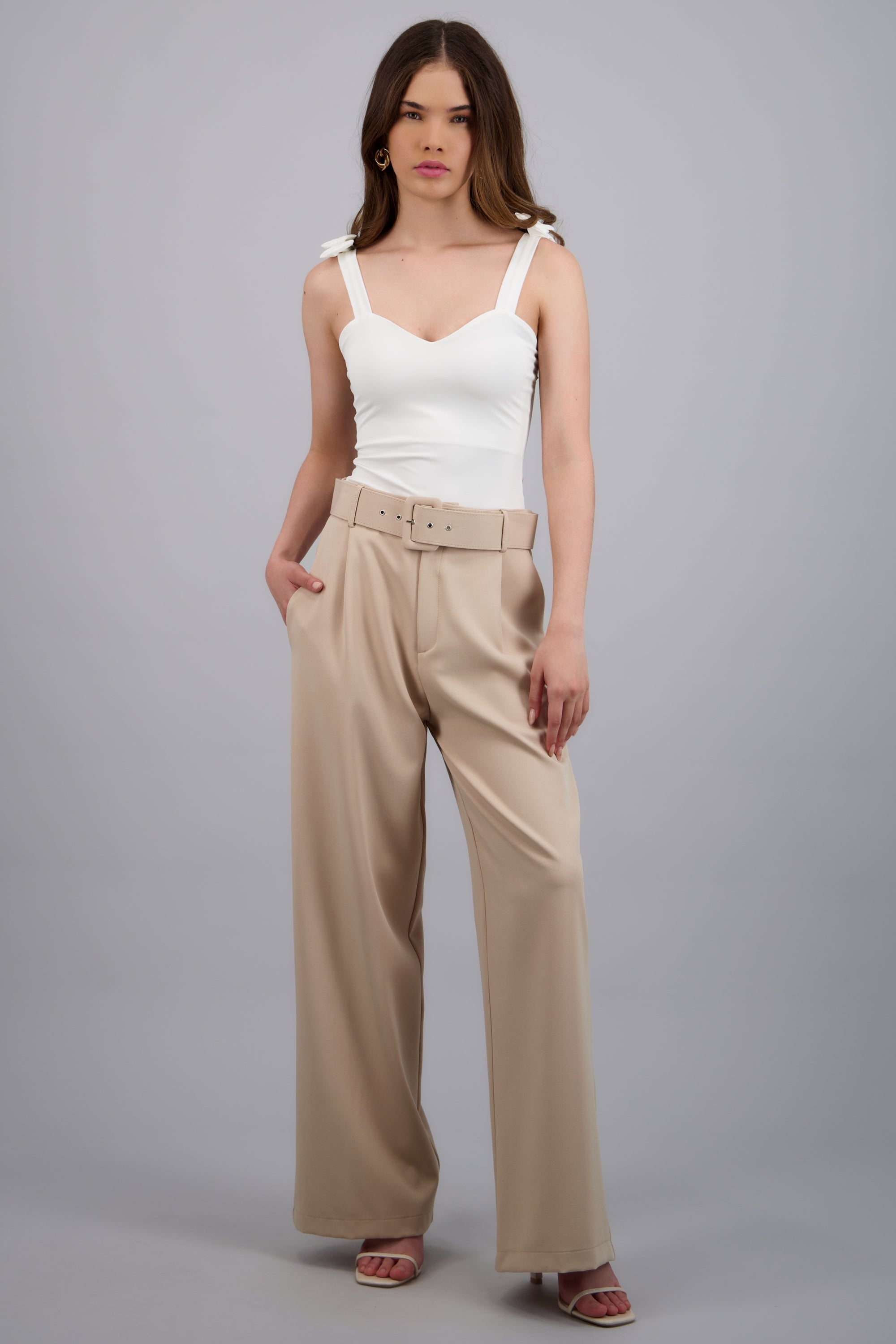 Pantalón liso cinturón TAN