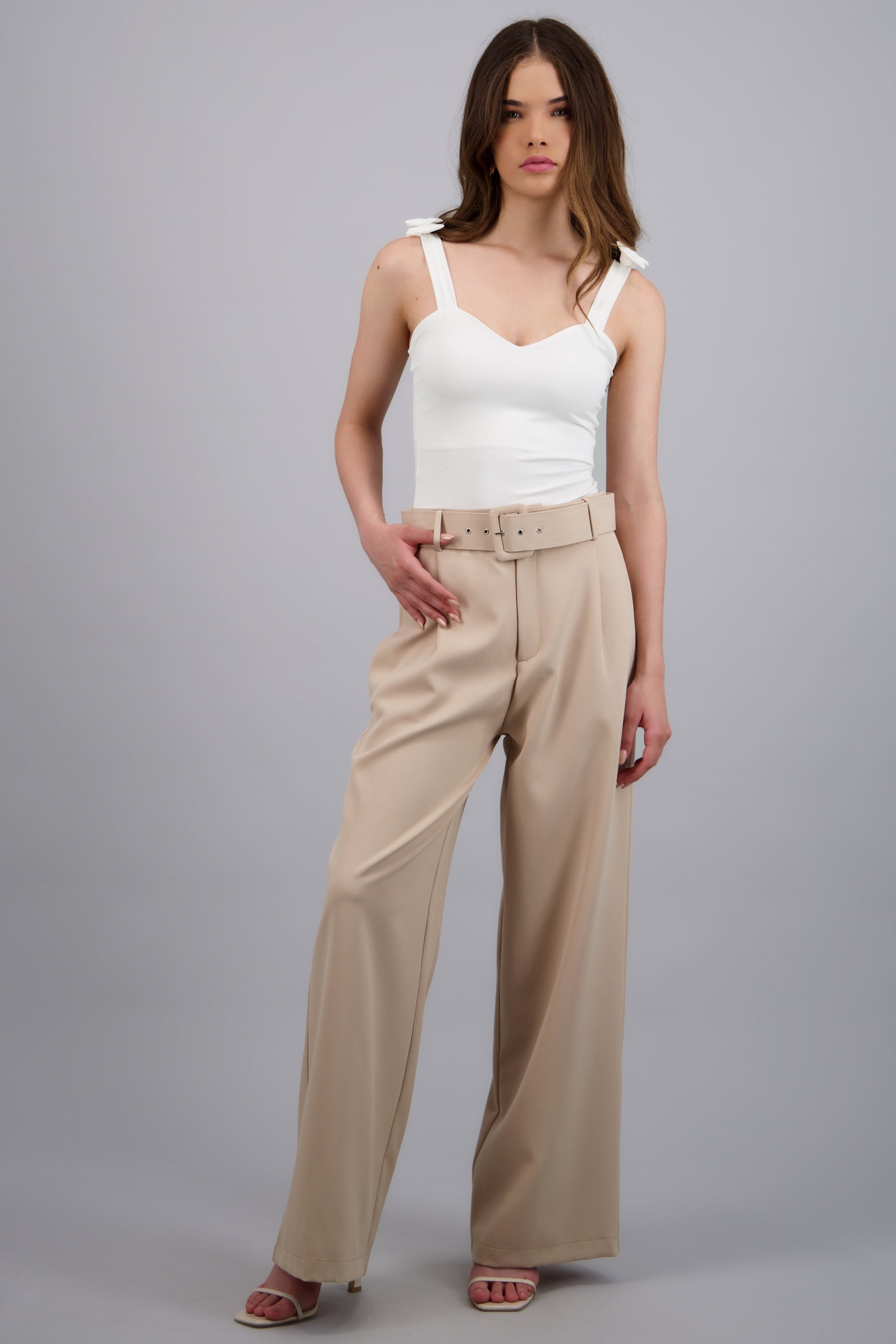 Pantalón liso cinturón TAN