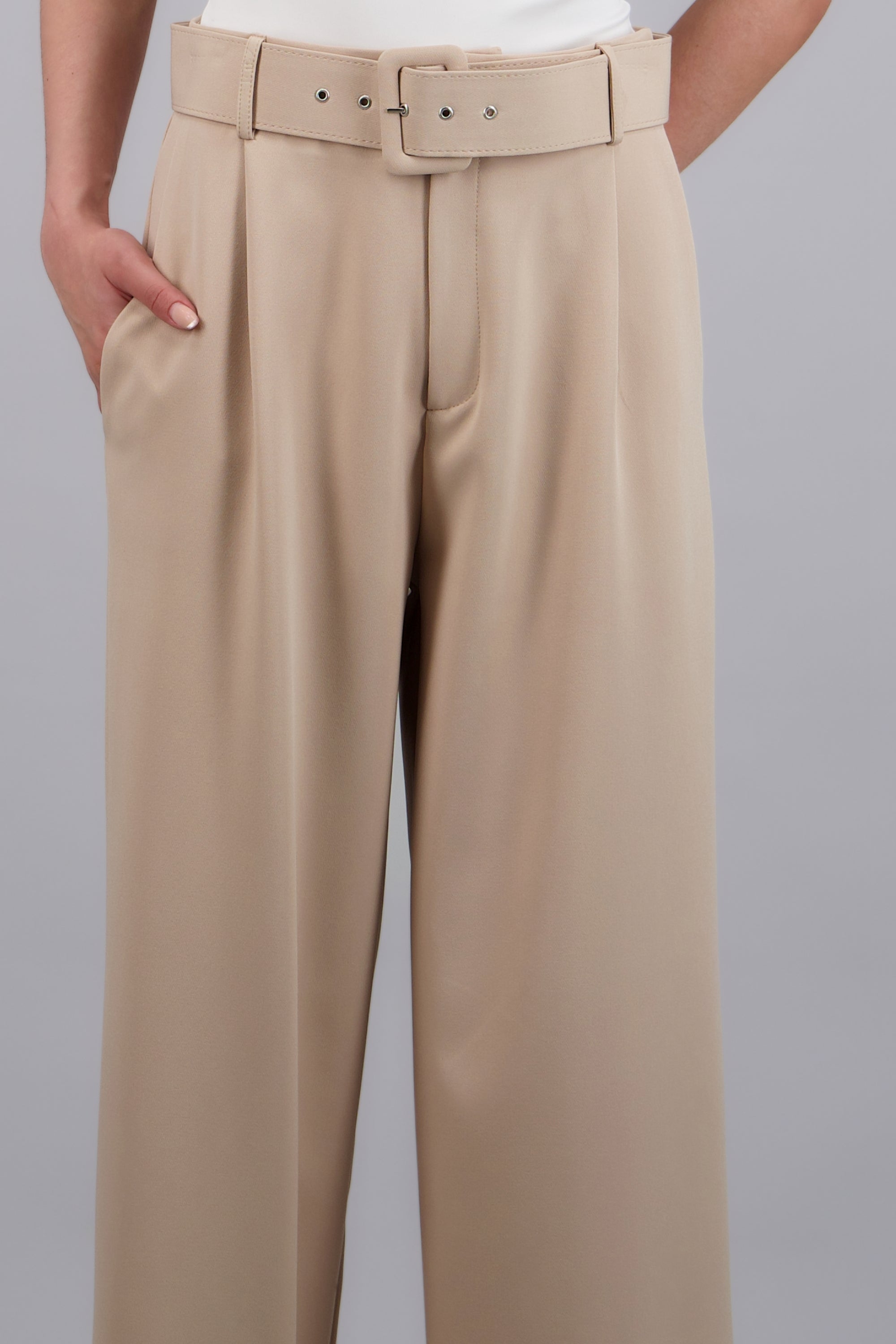 Pantalón liso cinturón TAN