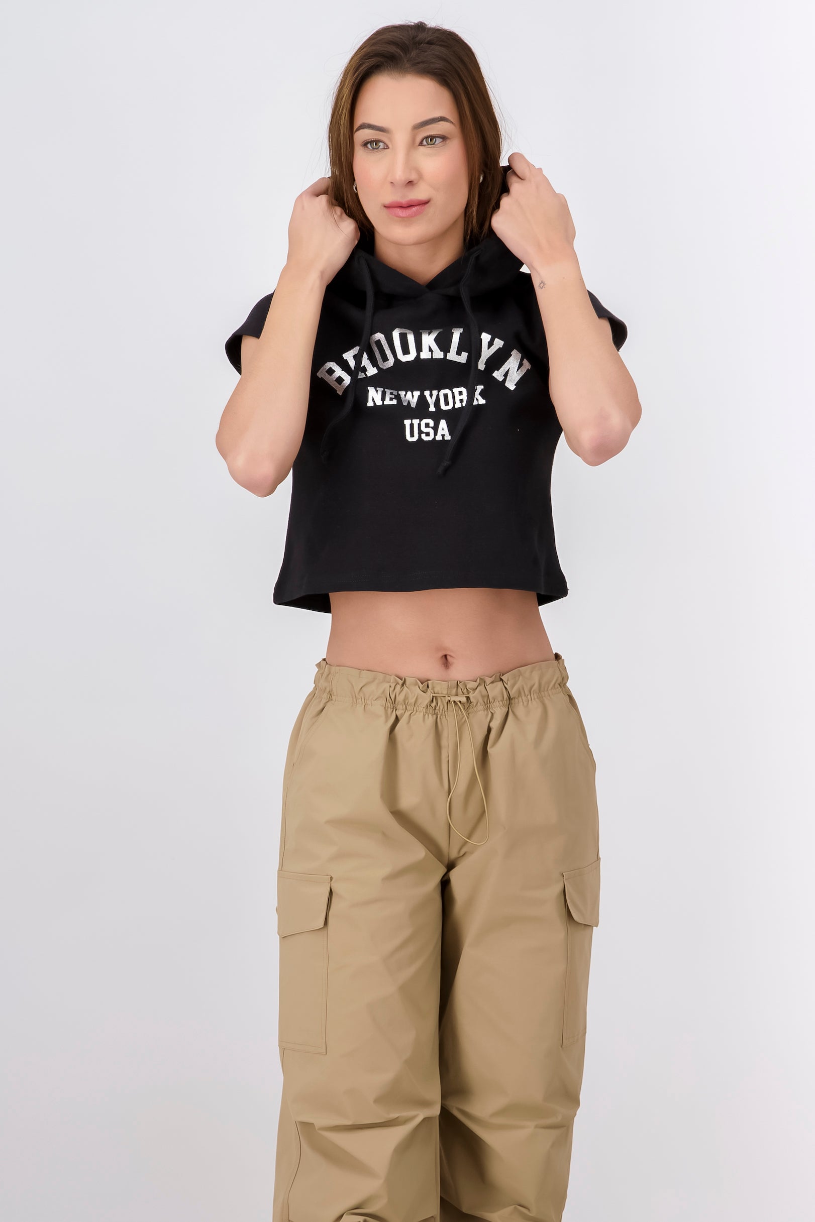 Playera Cropped Con Gorro De Brooklyn NEGRO COMBO