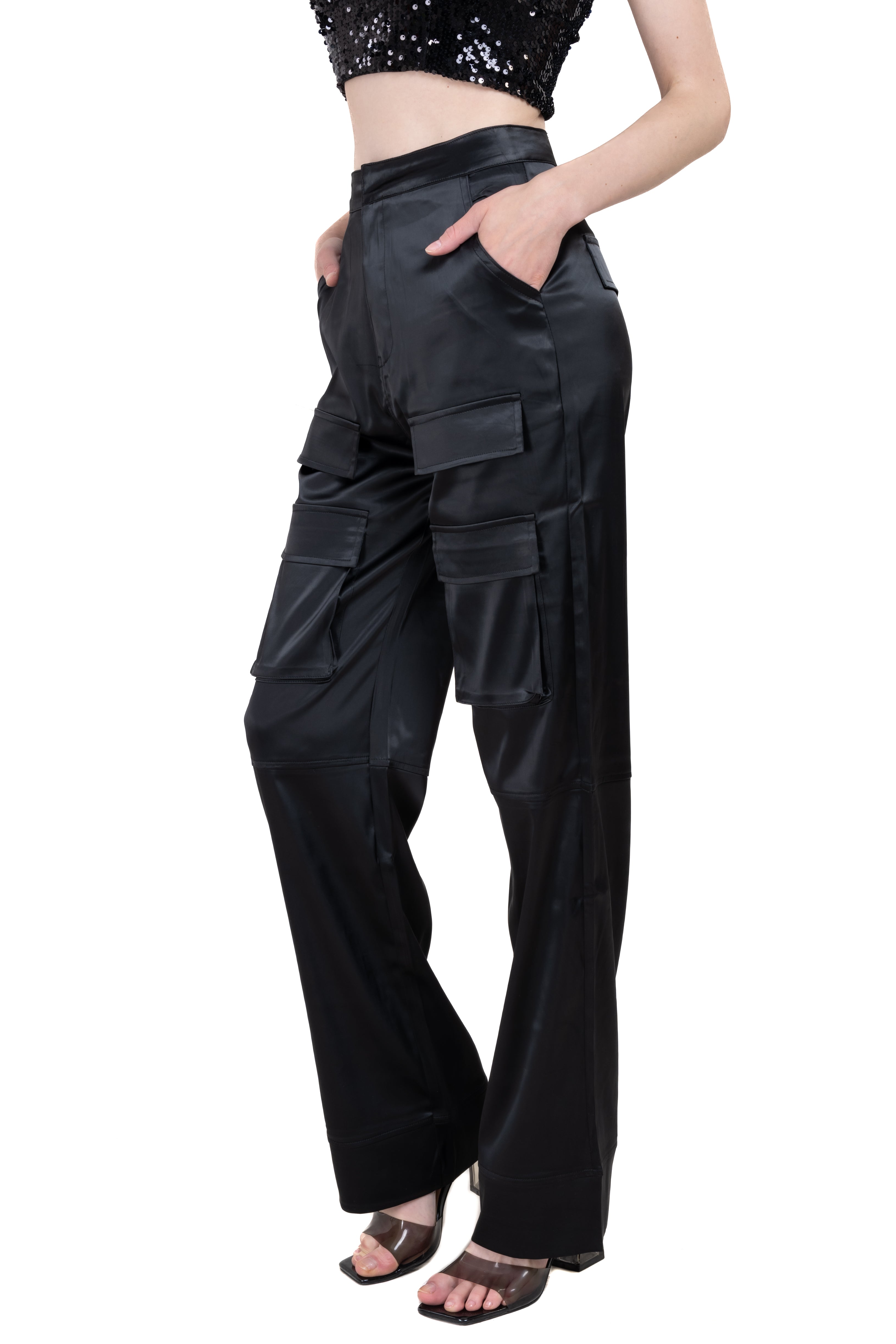 Pantalón recto cargo satinado NEGRO