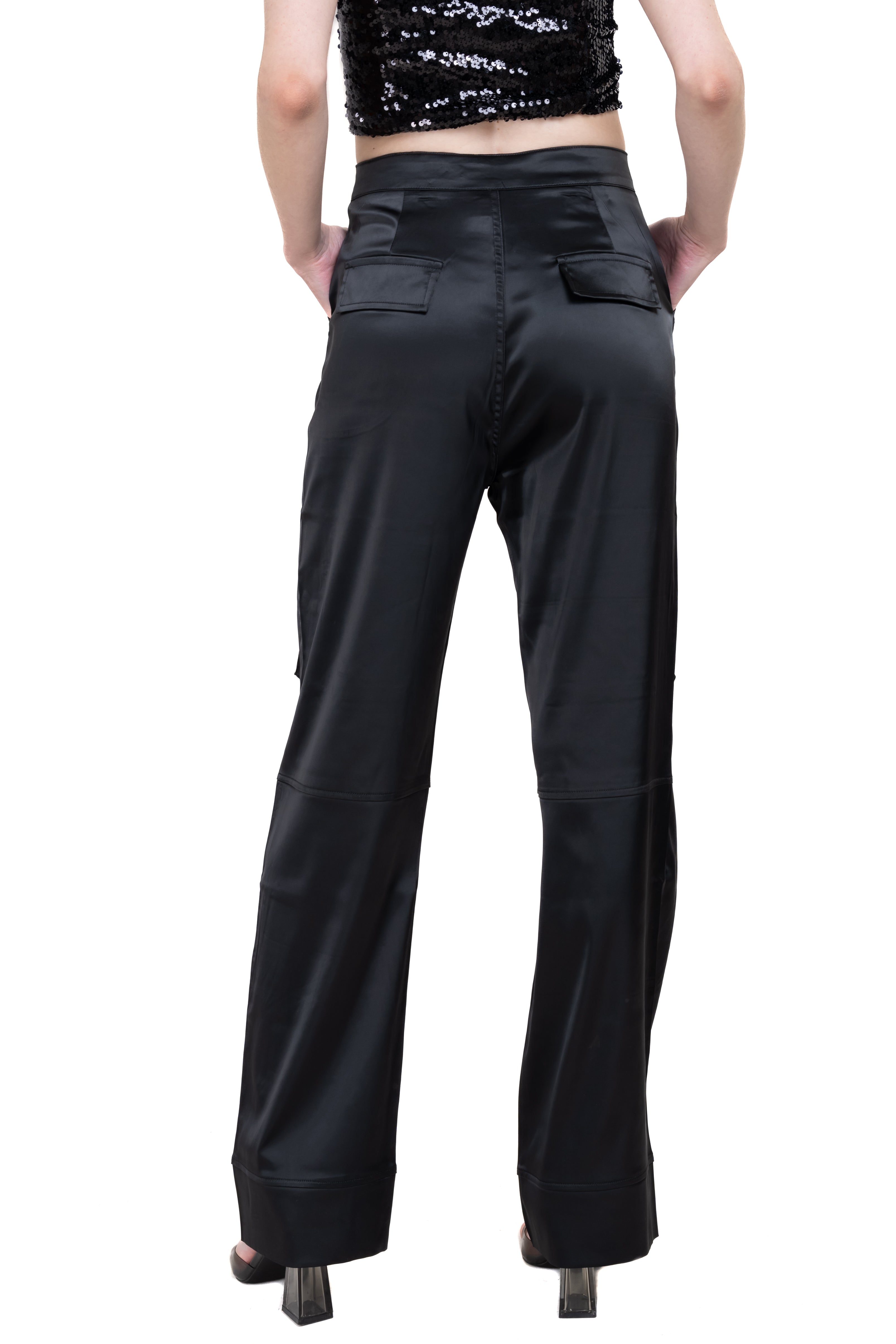 Pantalón recto cargo satinado NEGRO