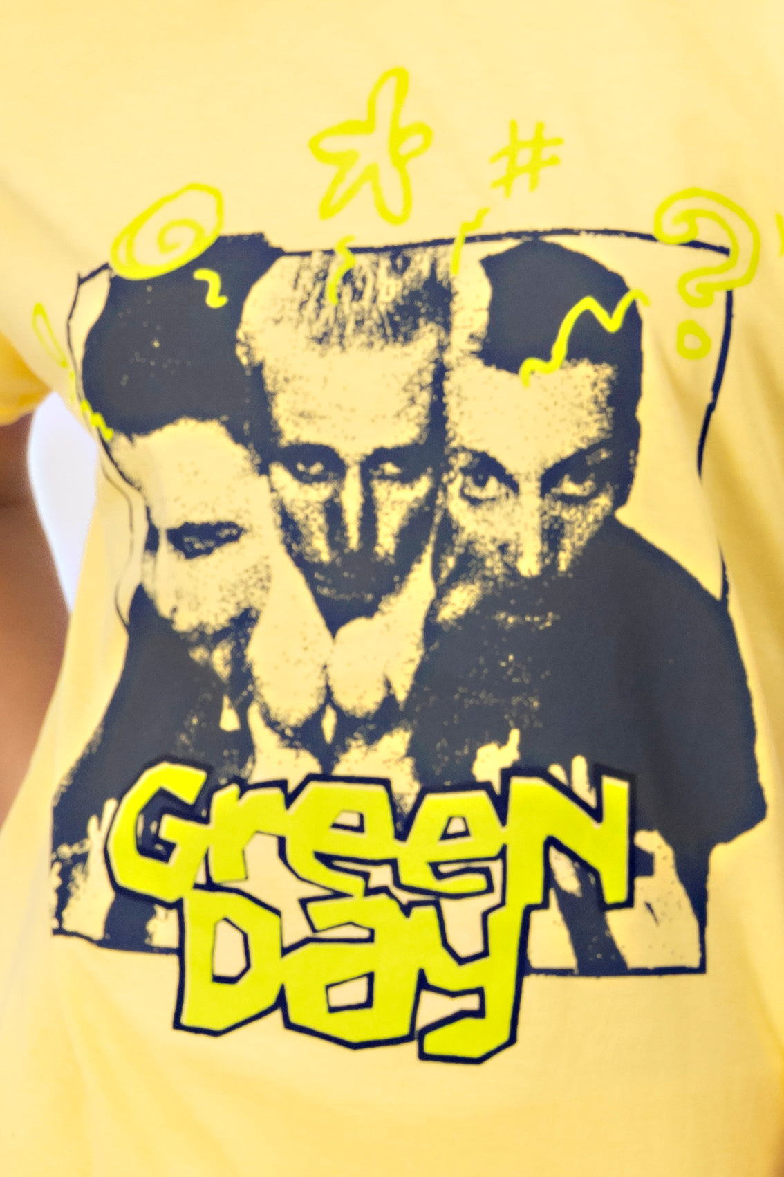 Playera manga corta Green Day AMARILLO