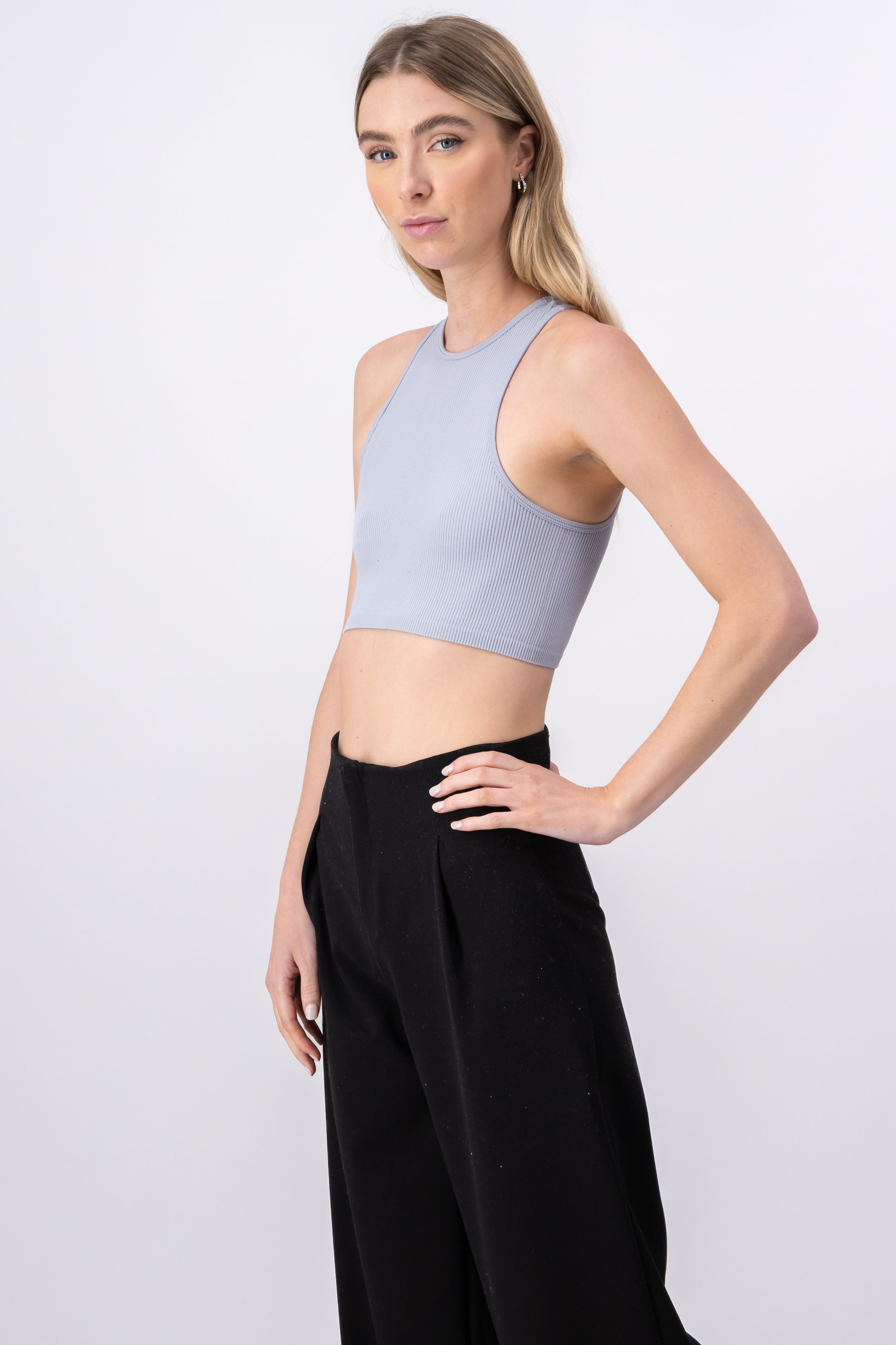 Top crop liso sin manga GRIS