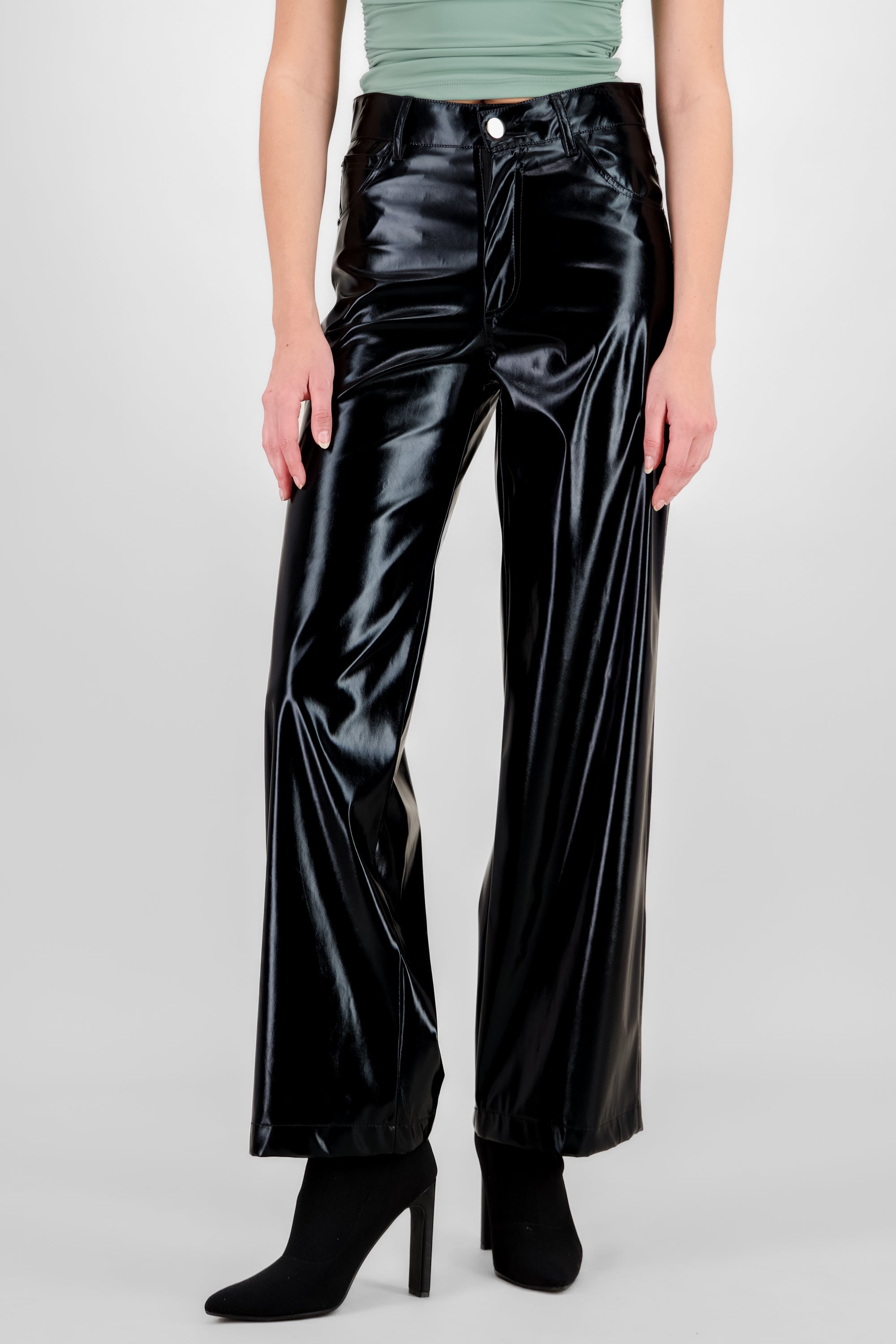 Pantalon amplio metalico con bolsas NEGRO