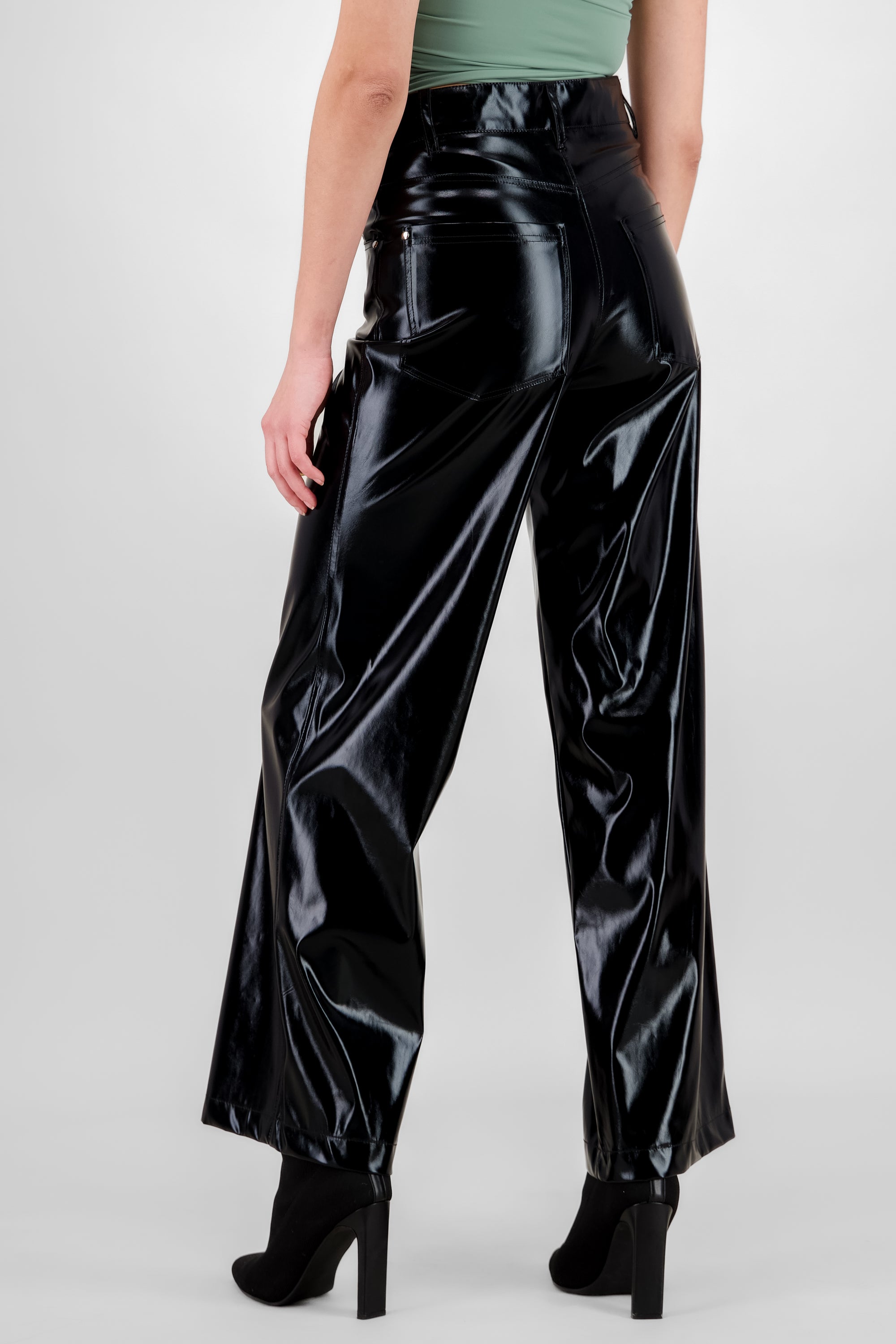 Pantalon amplio metalico con bolsas NEGRO