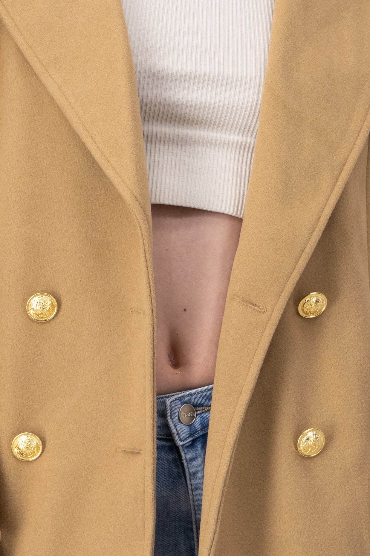 Abrigo detalle botones KHAKI