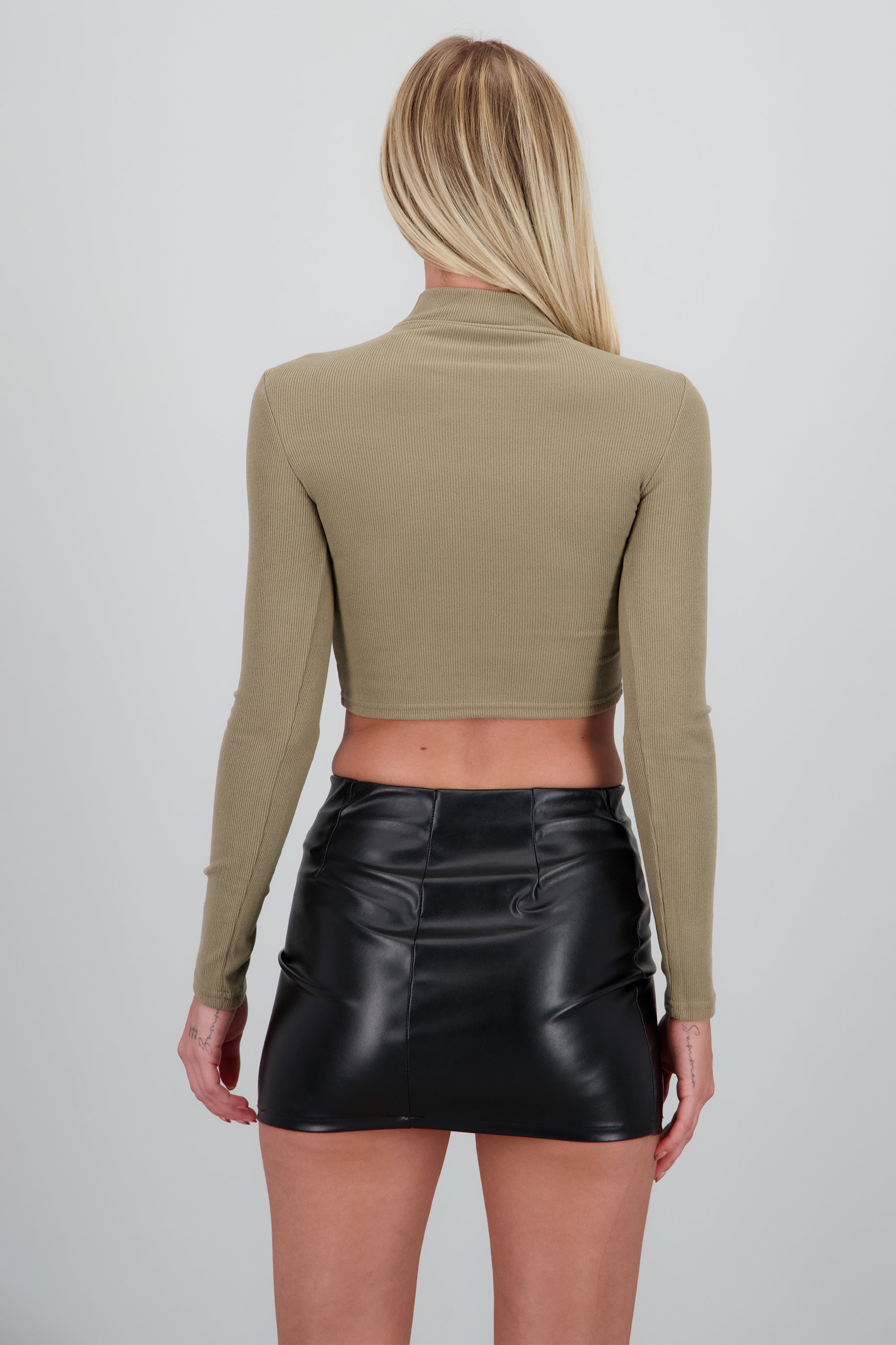 Top acanalado cut out liso OLIVO
