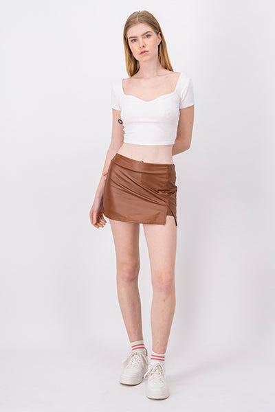 Falda short efecto piel CAMELLO