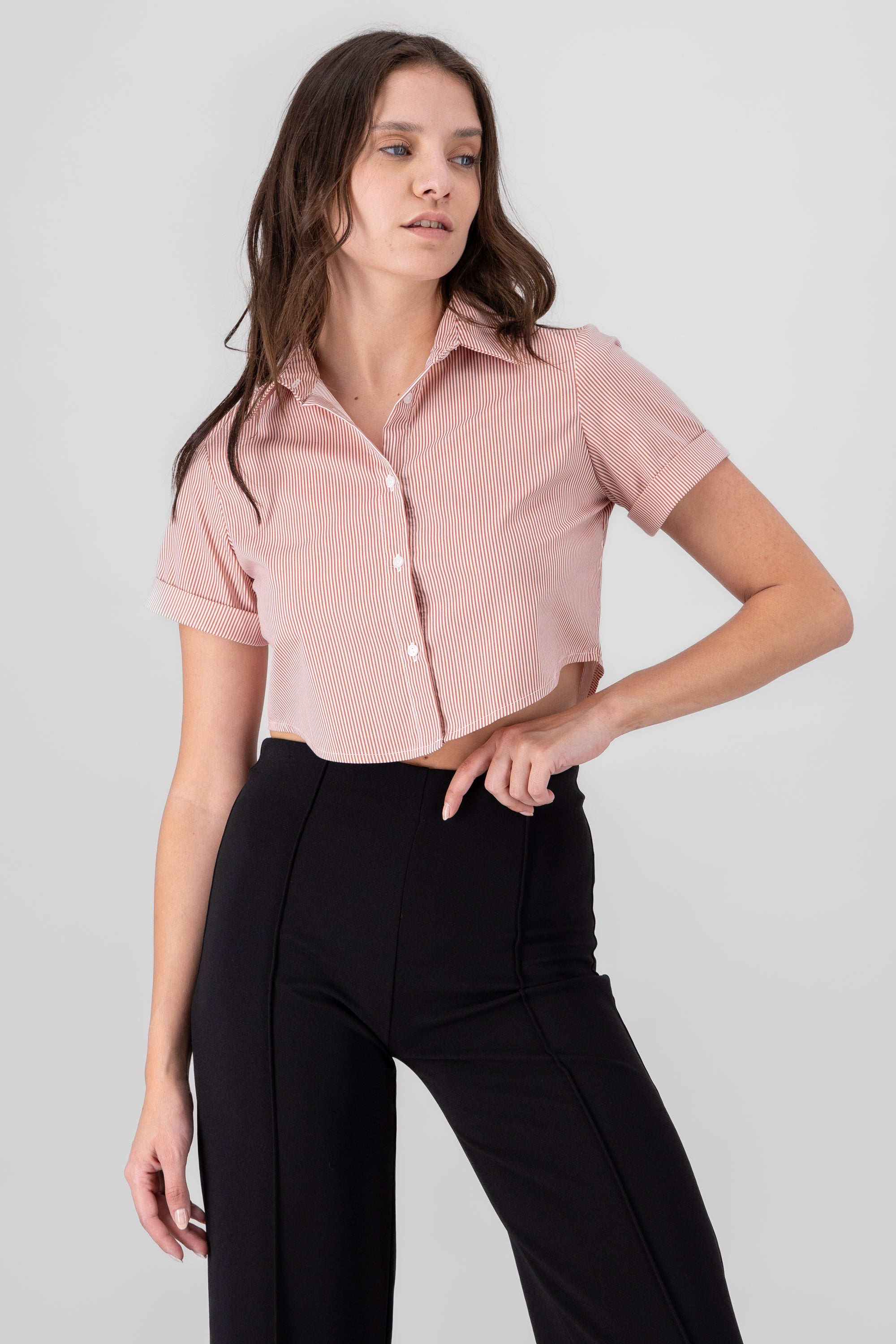 Camisa crop manga corta