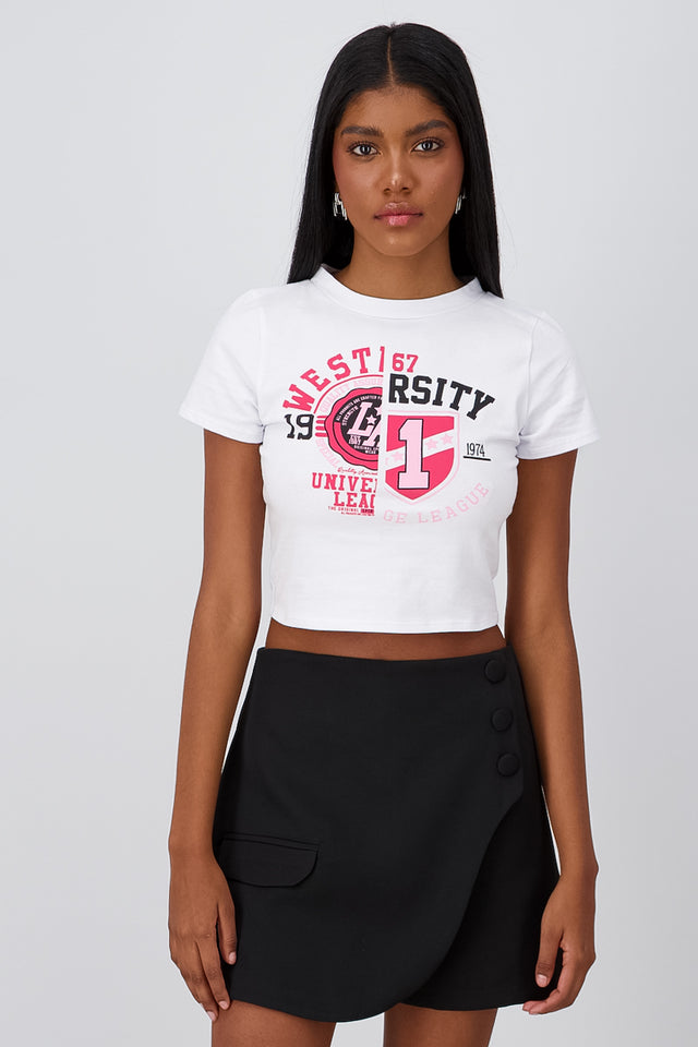 Playera crop estampado varsity