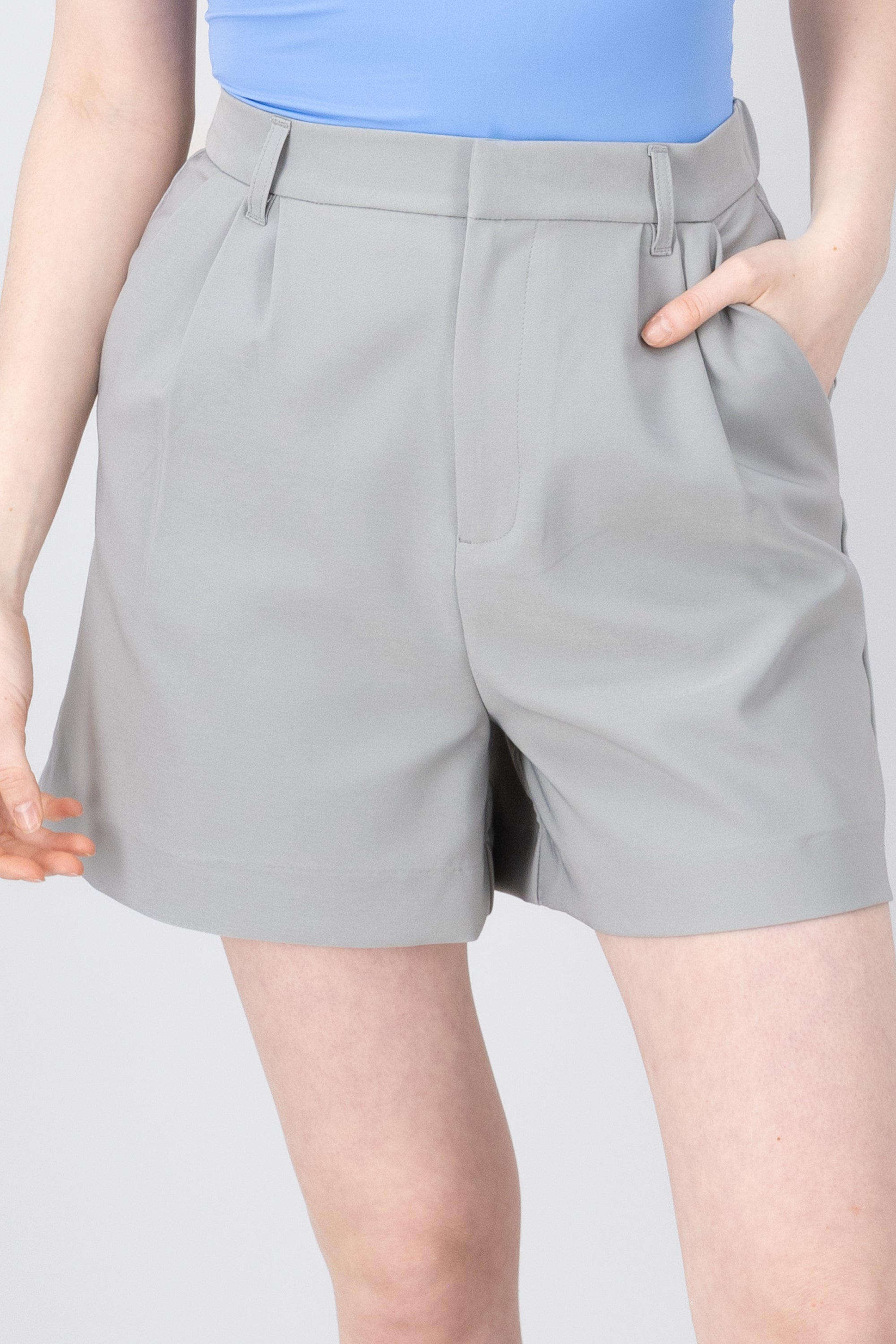 Shorts vestir con pinzas GRIS