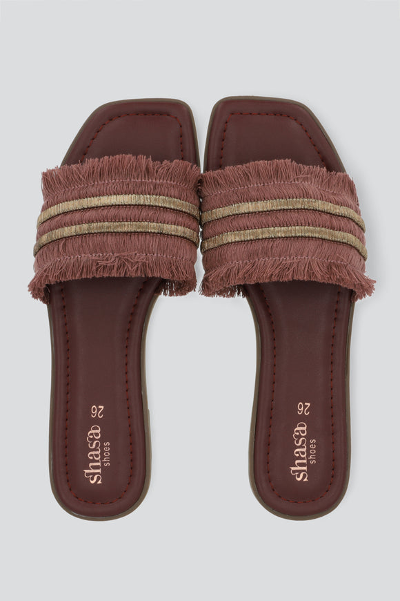 Sandalia detalle metálico flecos