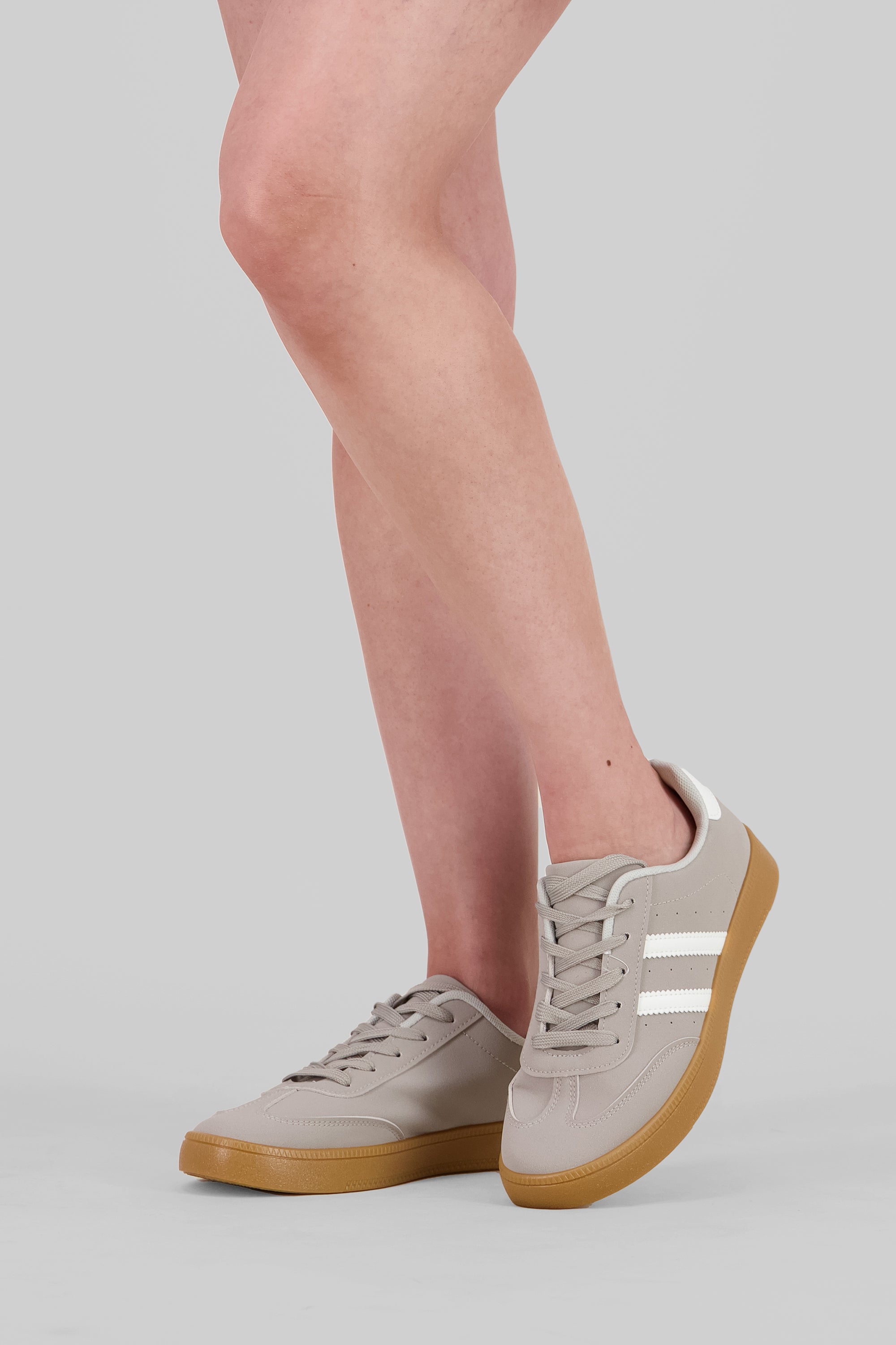 Tenis casual rayas punta suede GRIS