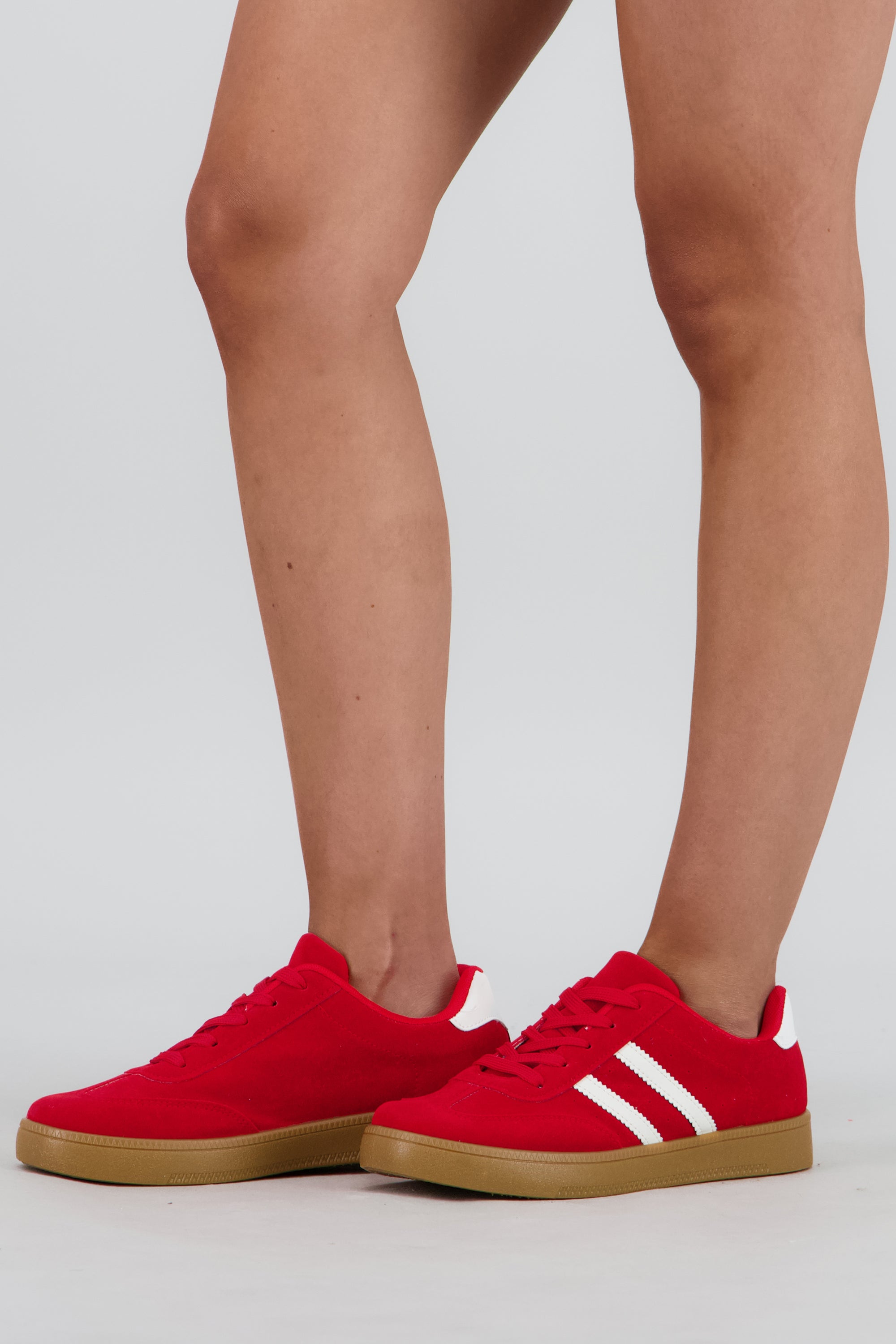 Tenis casual rayas punta suede