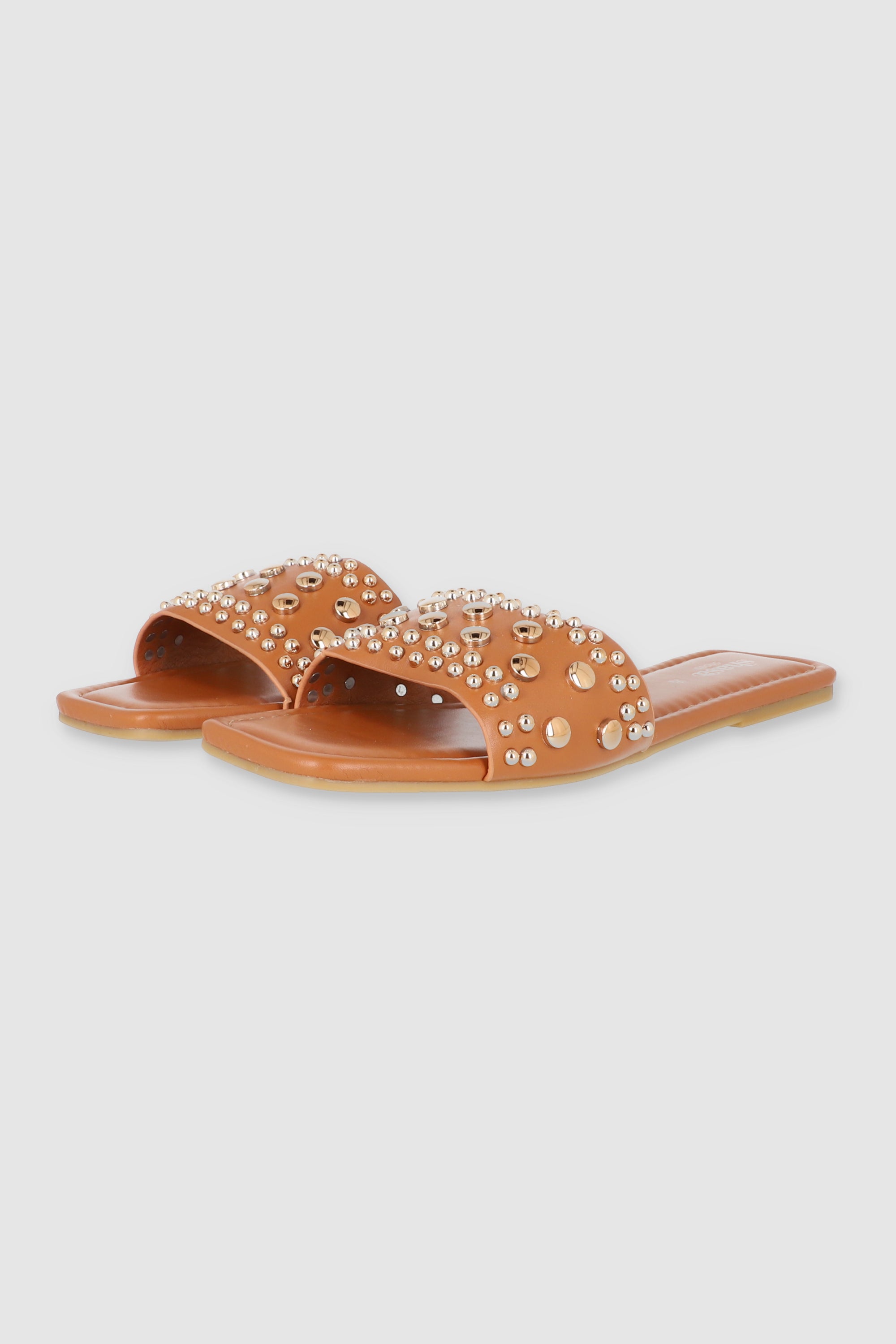 SANDALIA STUDS PU CAMELLO