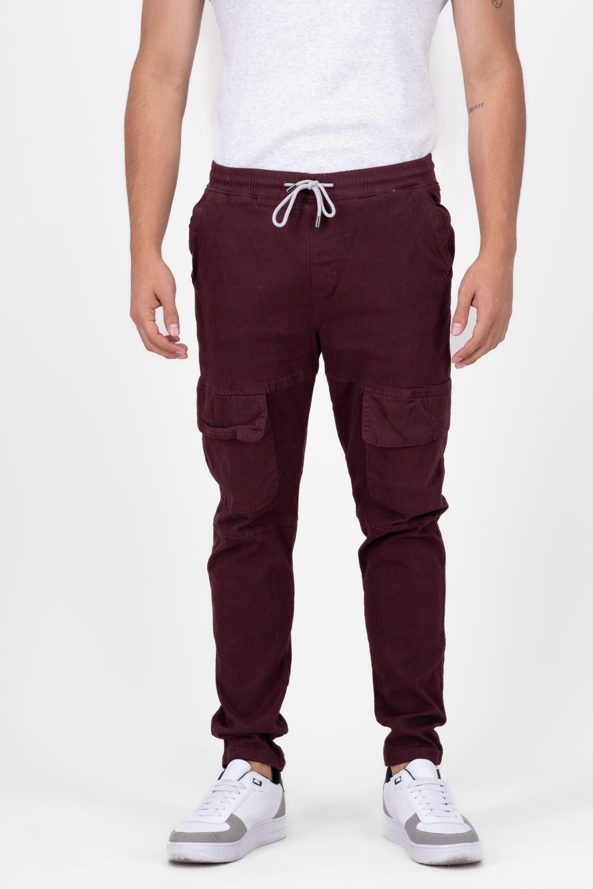 Jogger con bolsillos cargo y bastilla