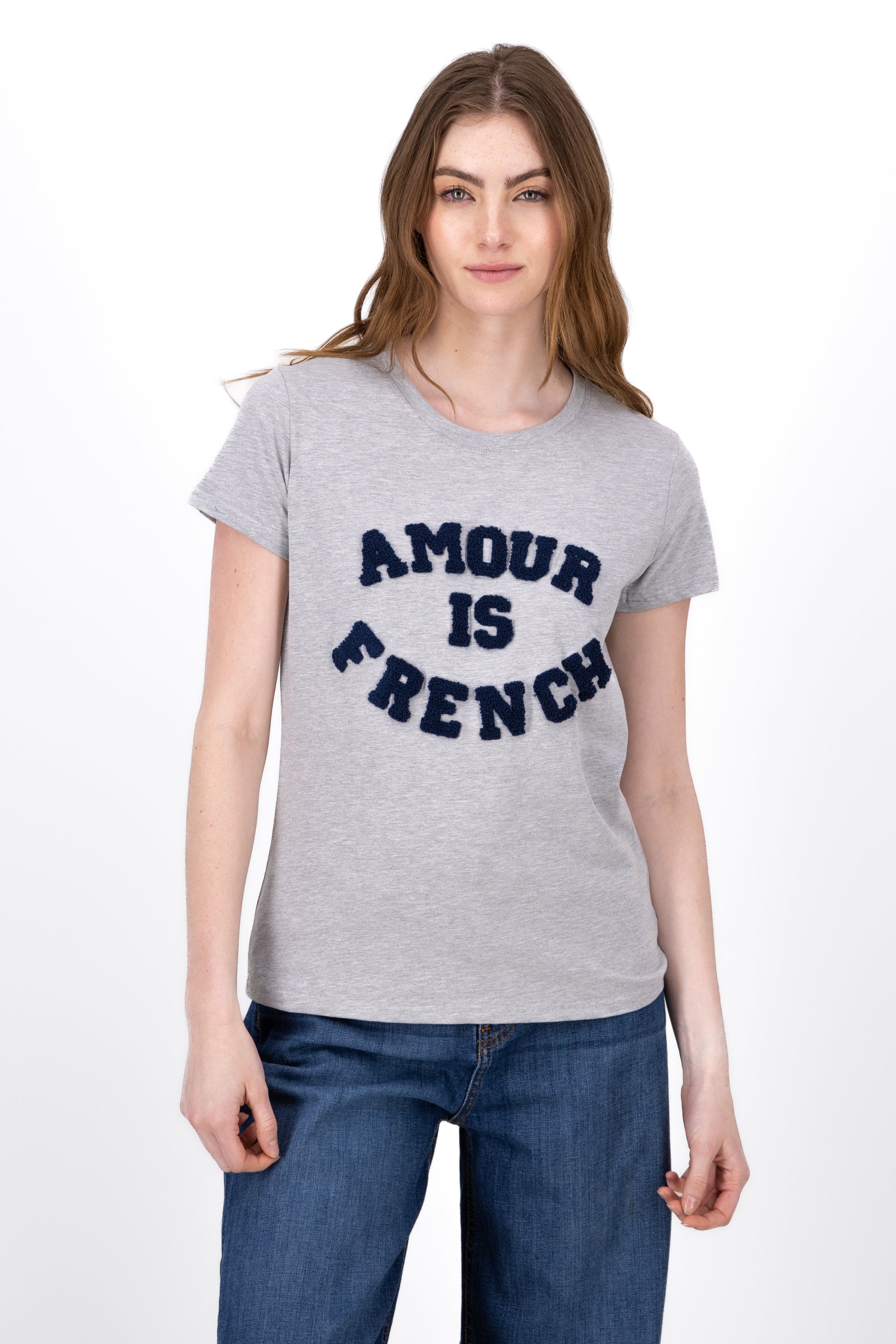 Playera Estampado Amour Is French GRIS