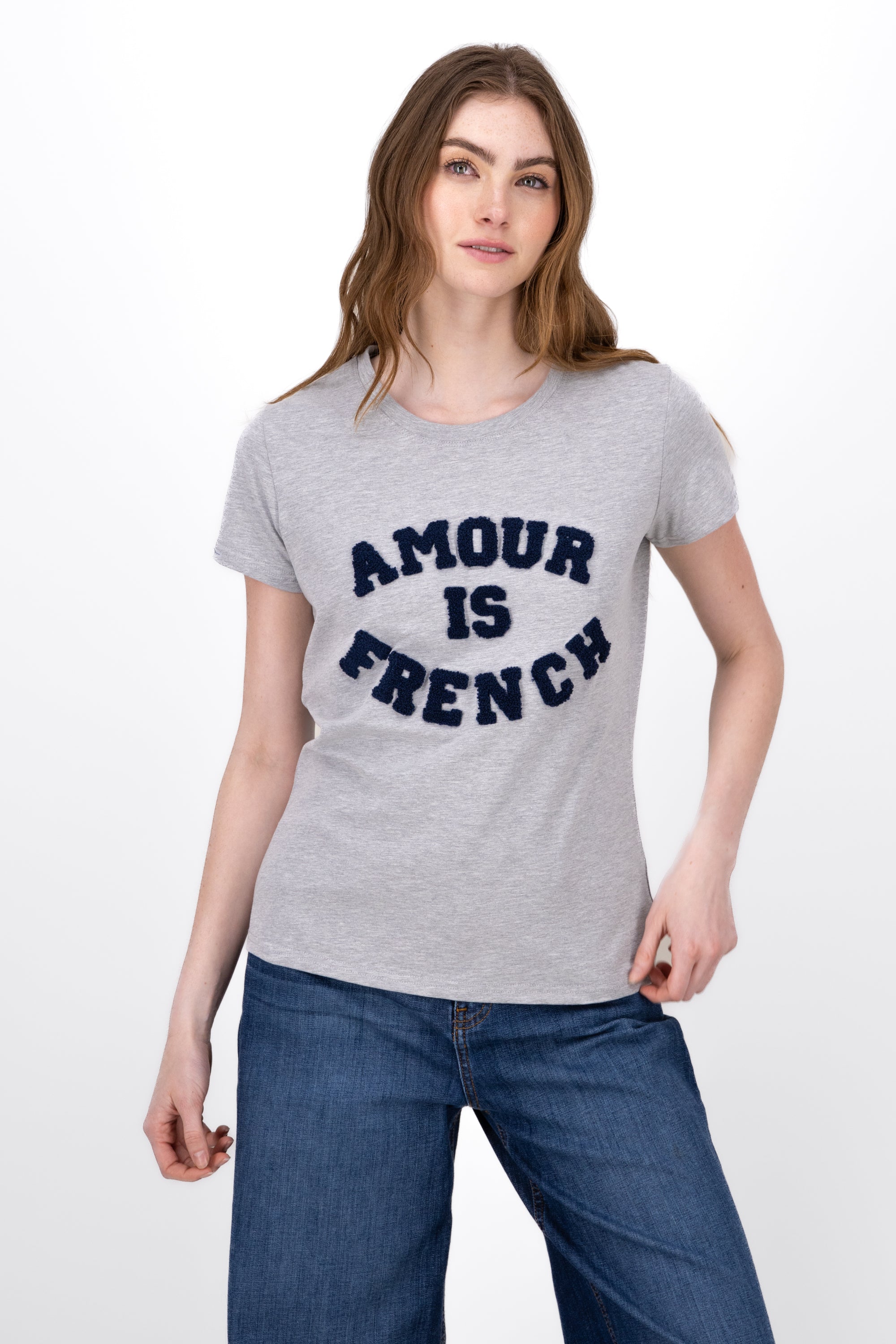 Playera Estampado Amour Is French GRIS