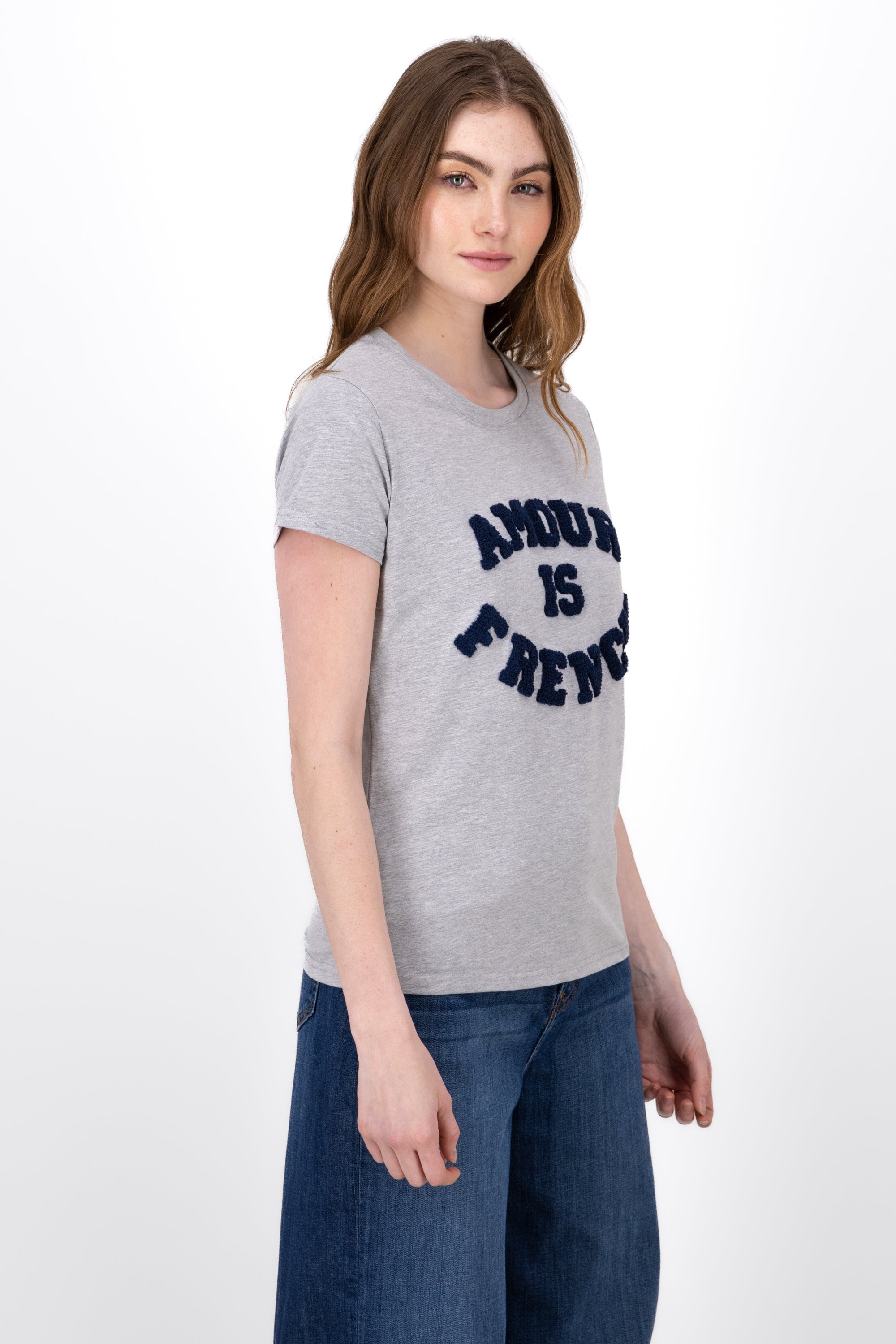 Playera Estampado Amour Is French GRIS