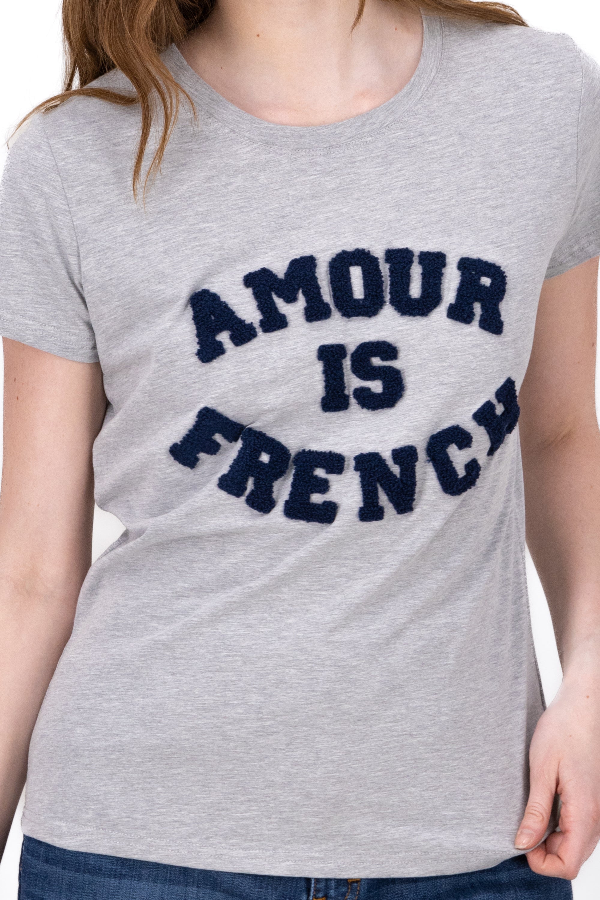 Playera Estampado Amour Is French GRIS