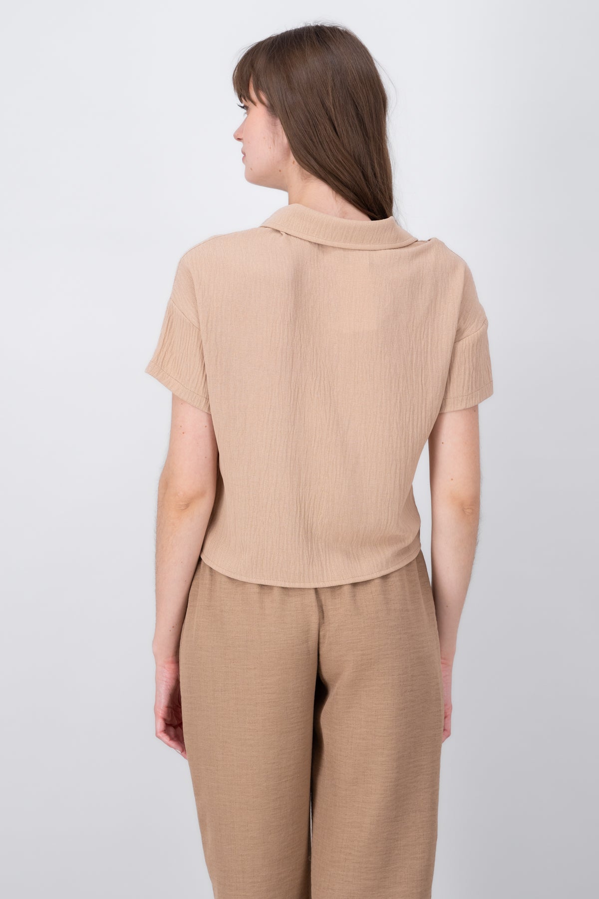 Camisa crop detalle bolsas TAUPE