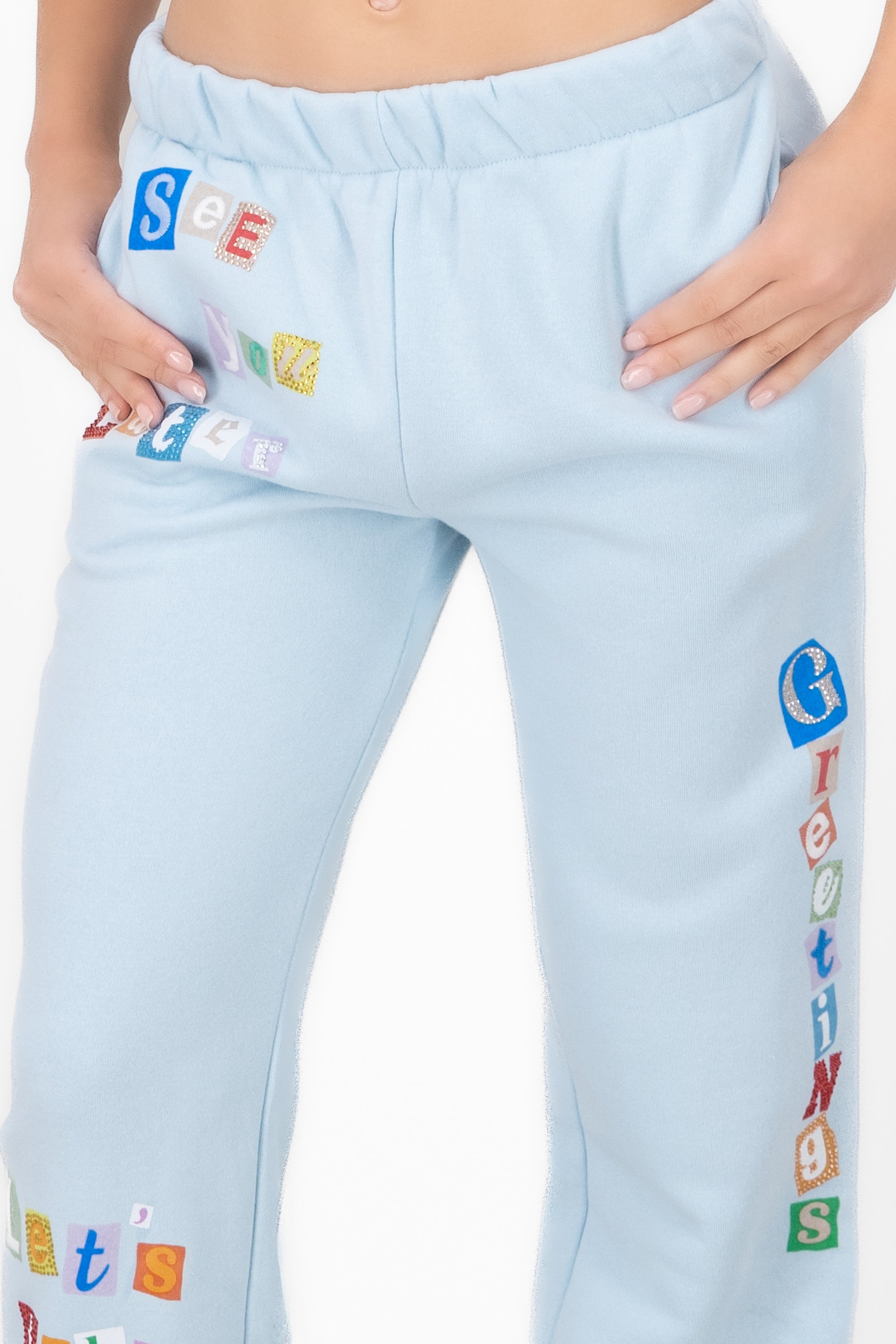 Jogger frase bordado brillos AZUL CIELO