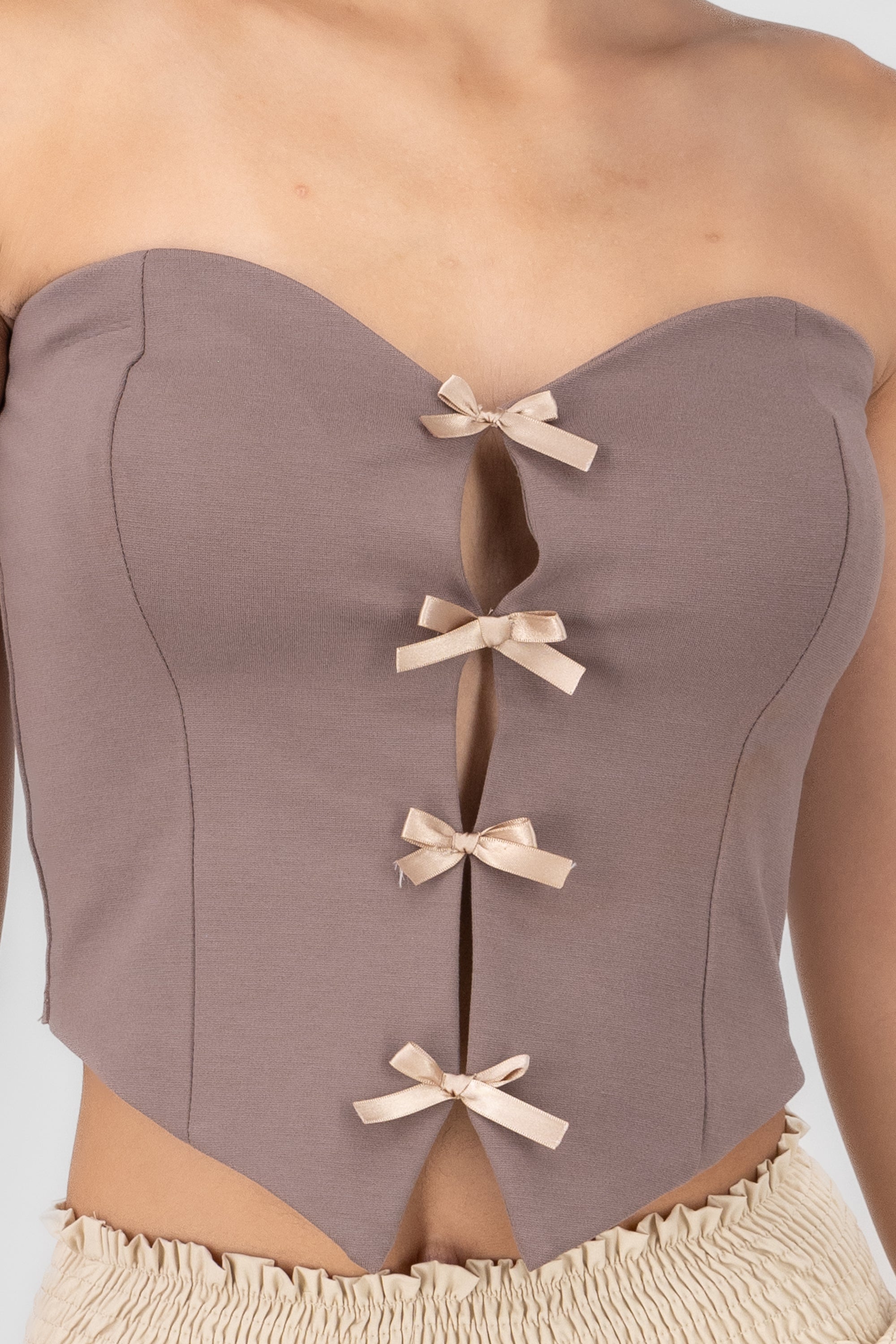 Top strapless detalle moños TAUPE