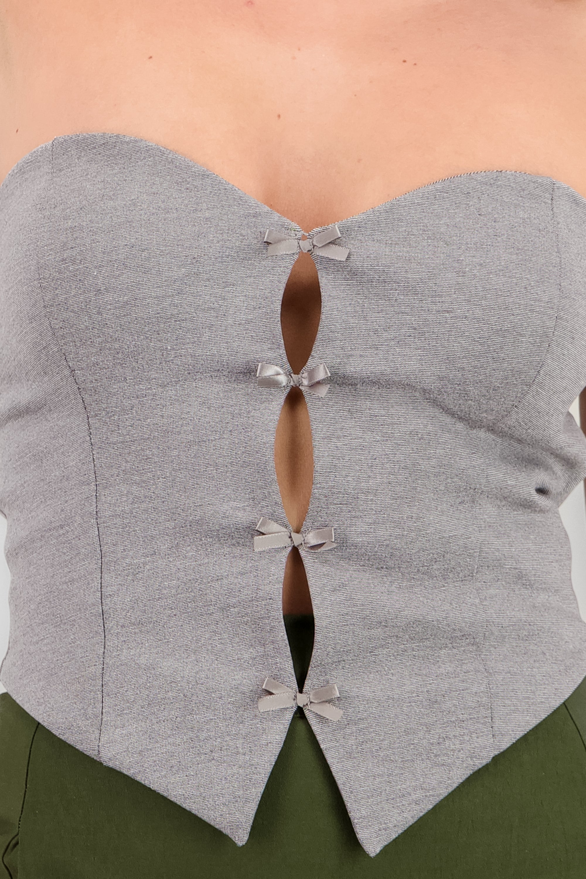 Top strapless detalle moños GRIS CLARO