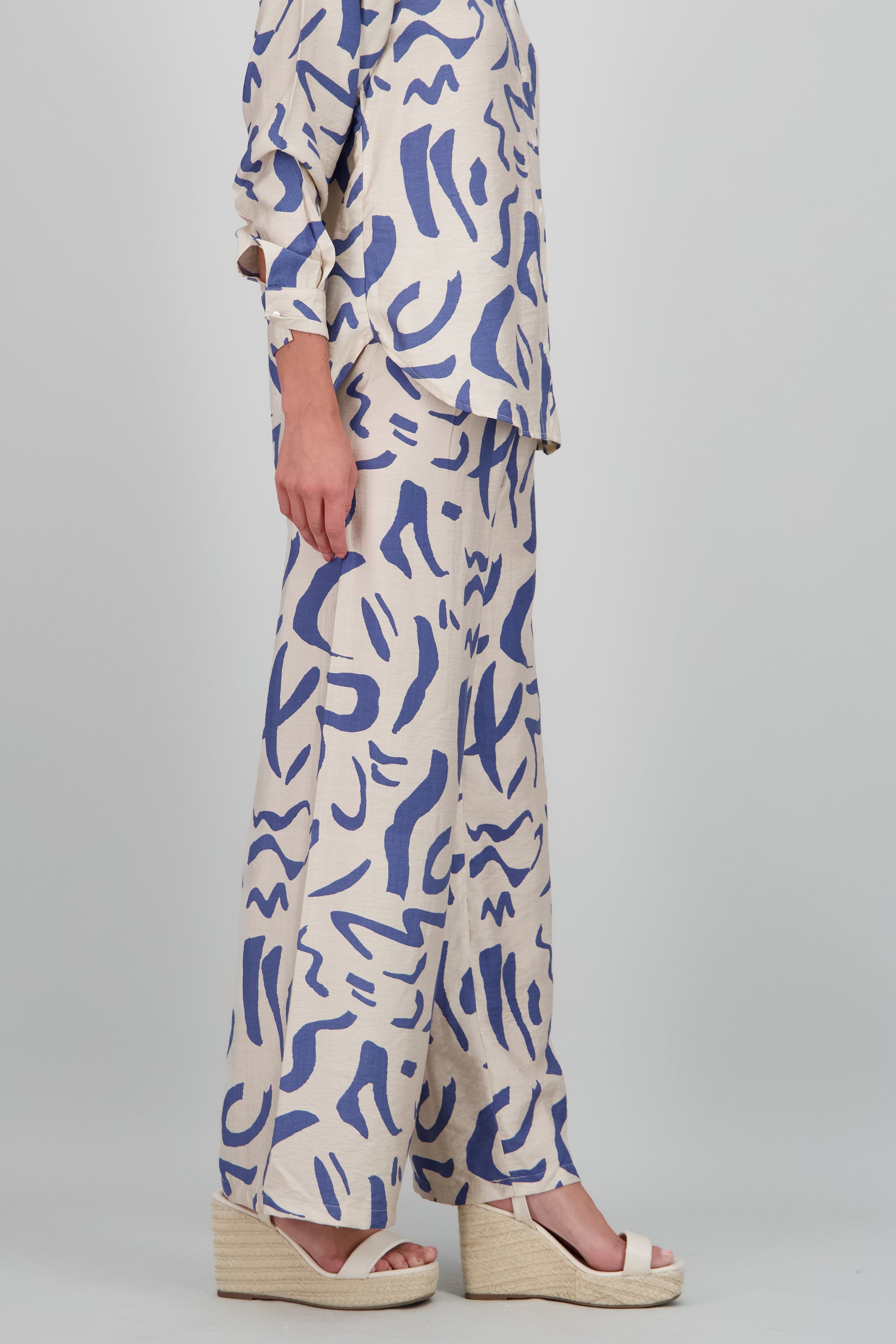 Pantalon fluido detalle estampado AZUL COMBO