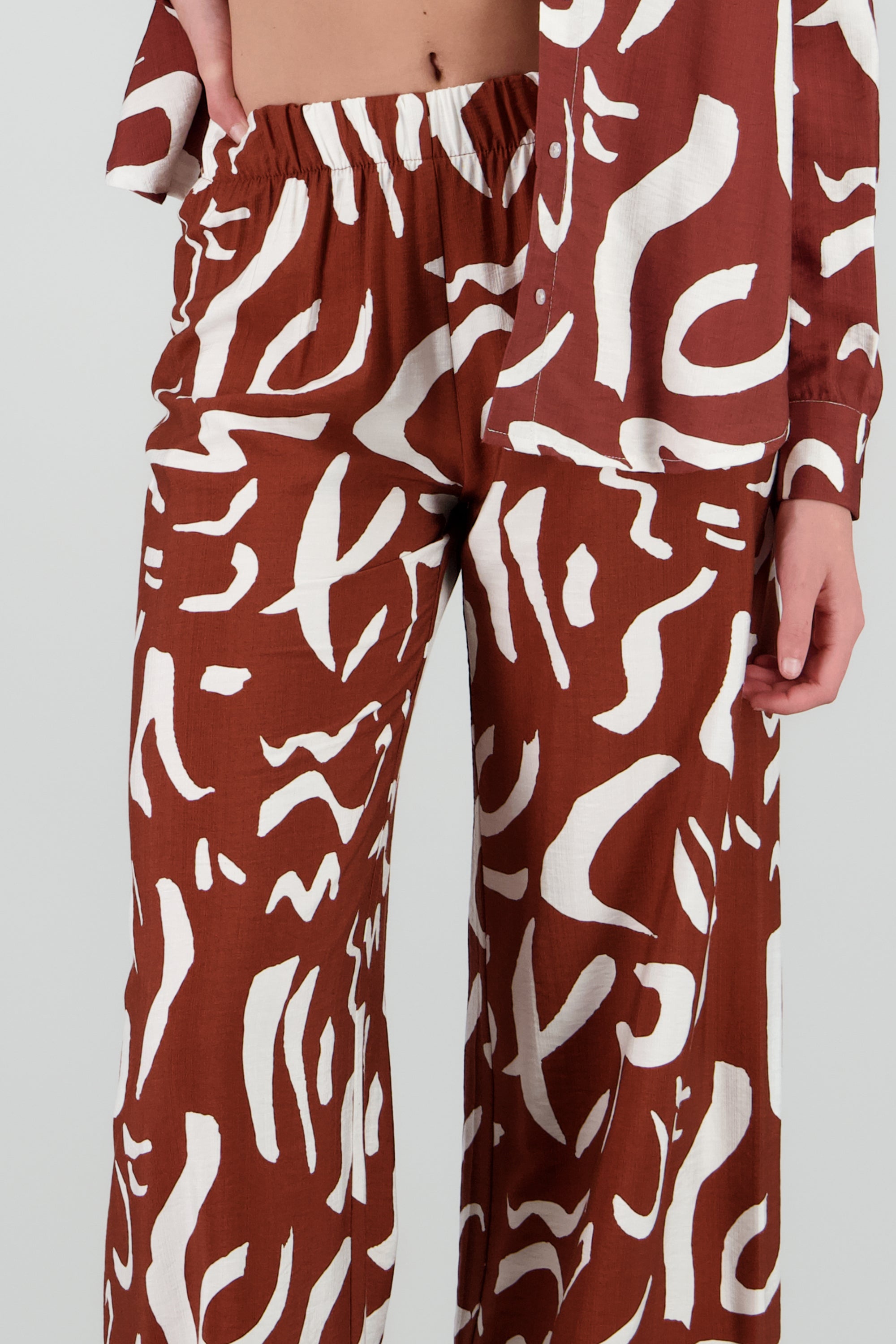 Pantalon fluido detalle estampado CAFE COMBO