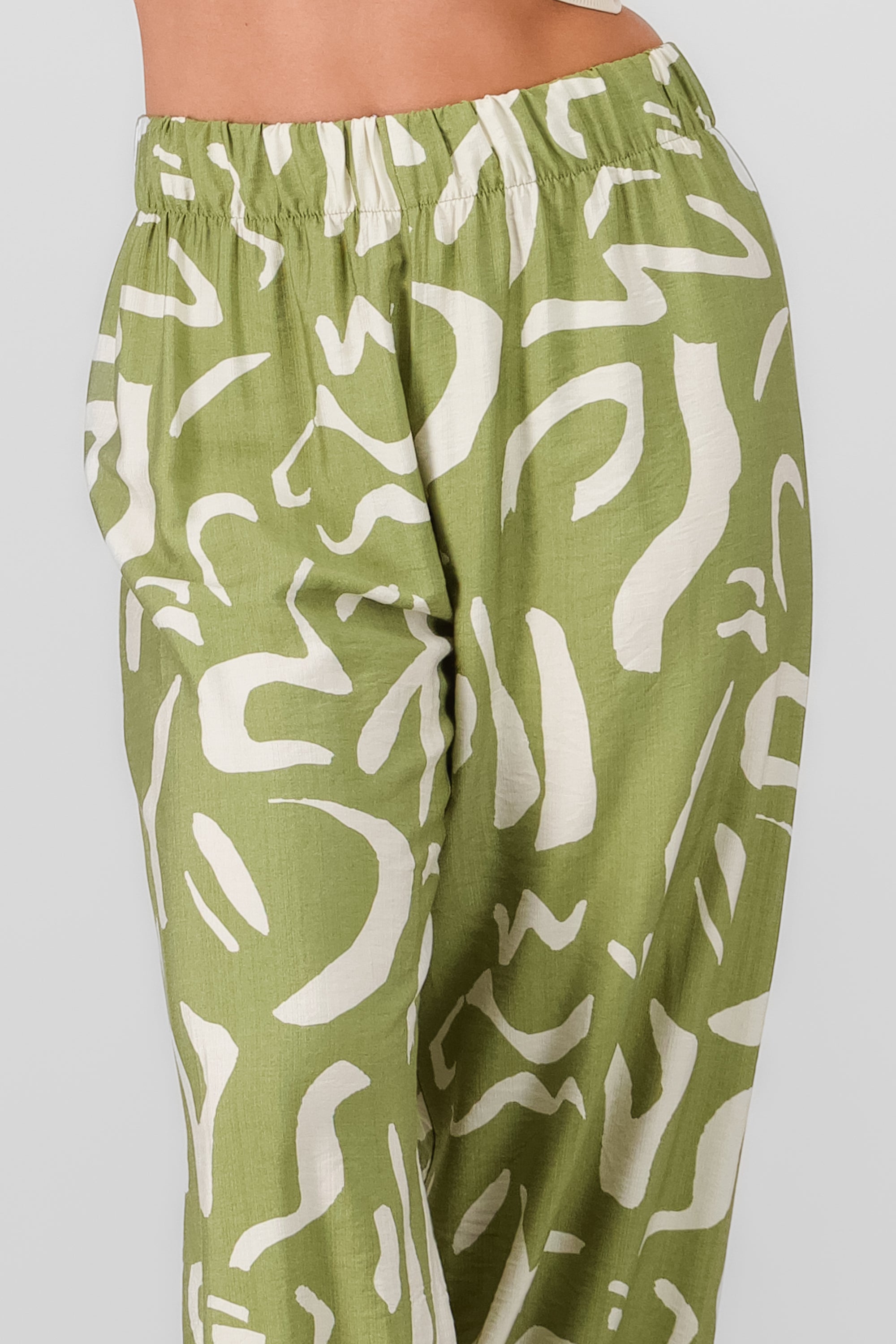 Pantalon fluido detalle estampado VERDE COMBO