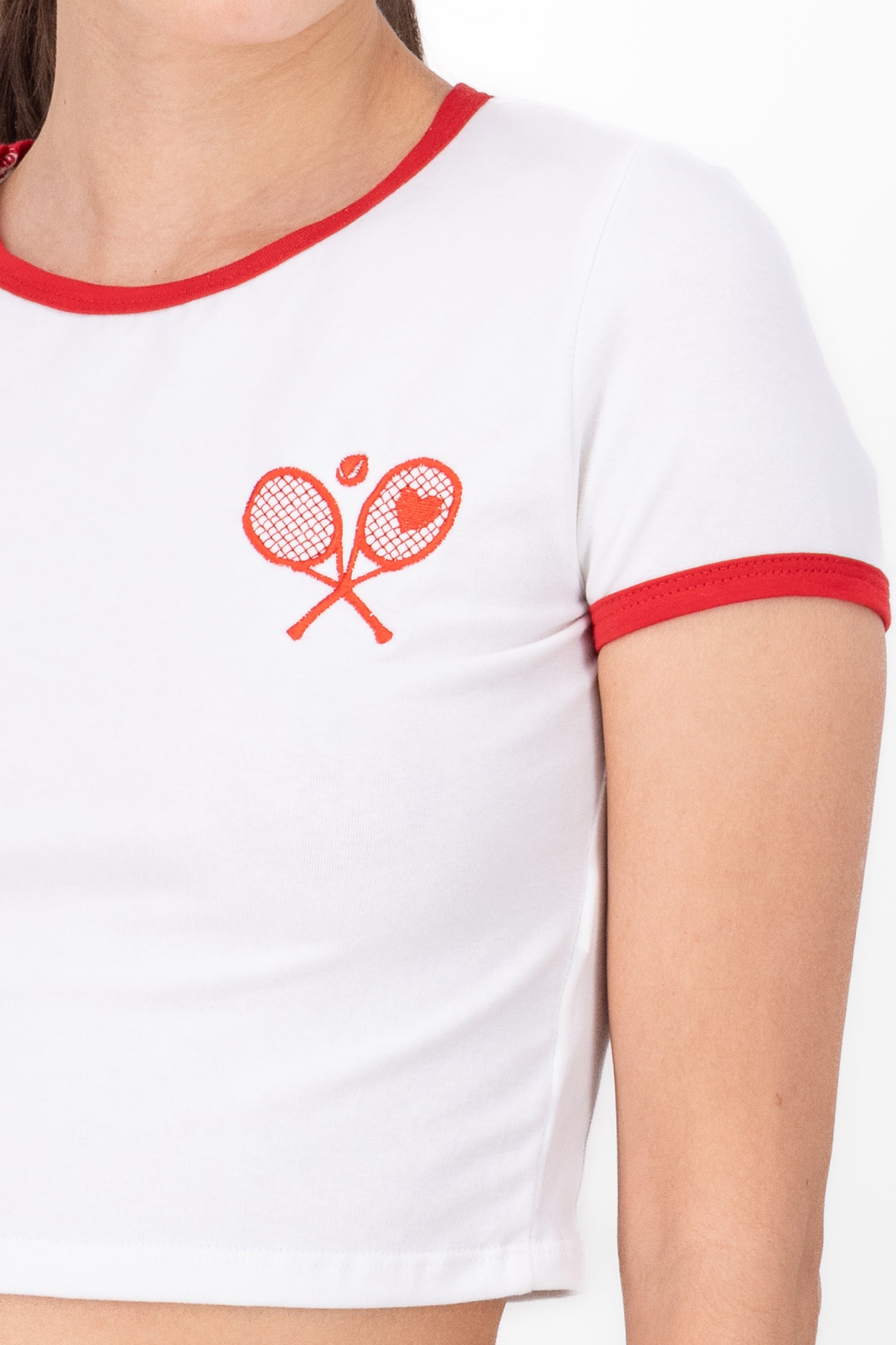 Playera crop bordado tenis BLANCO