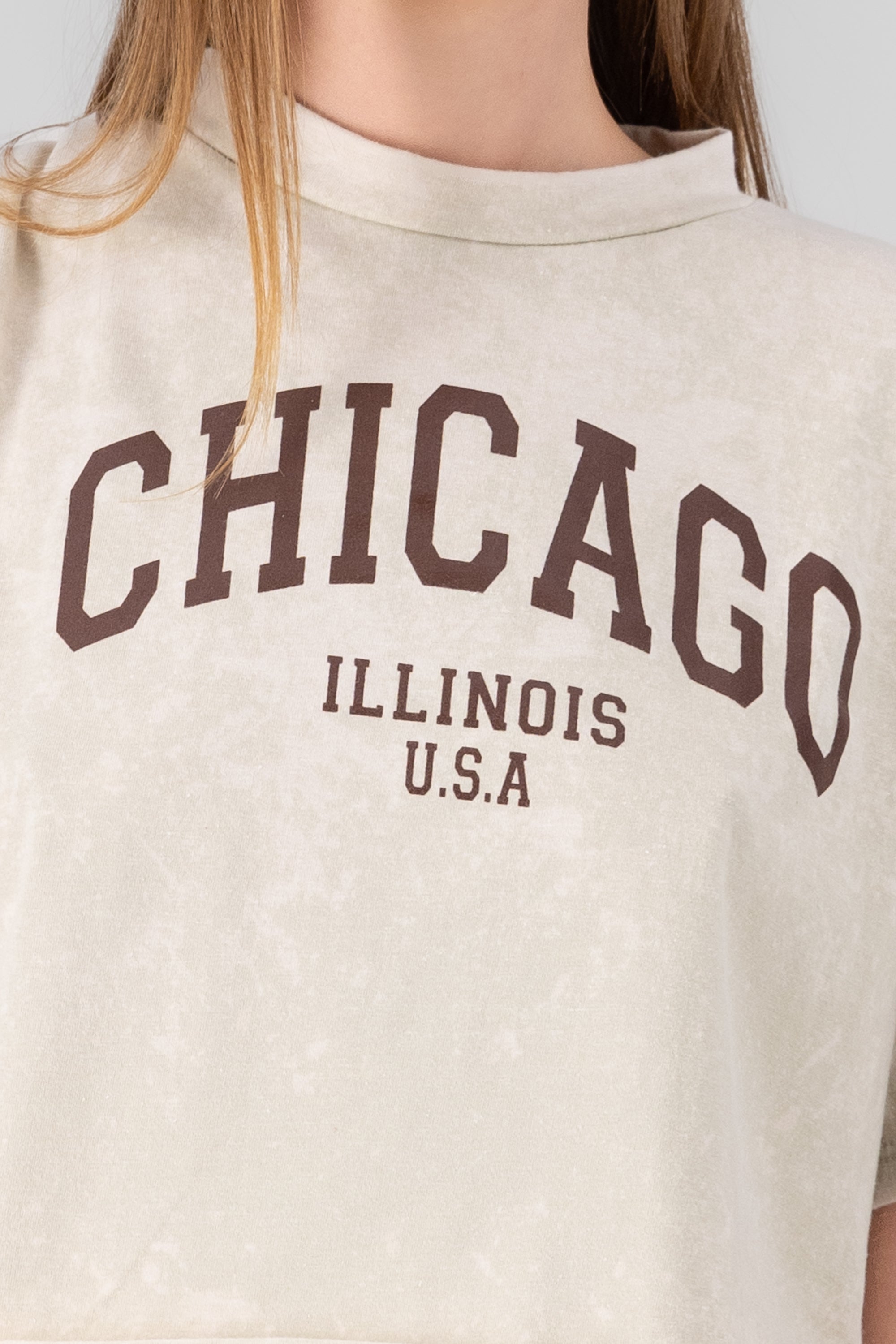 Playera crop acid wash chicago BEIGE