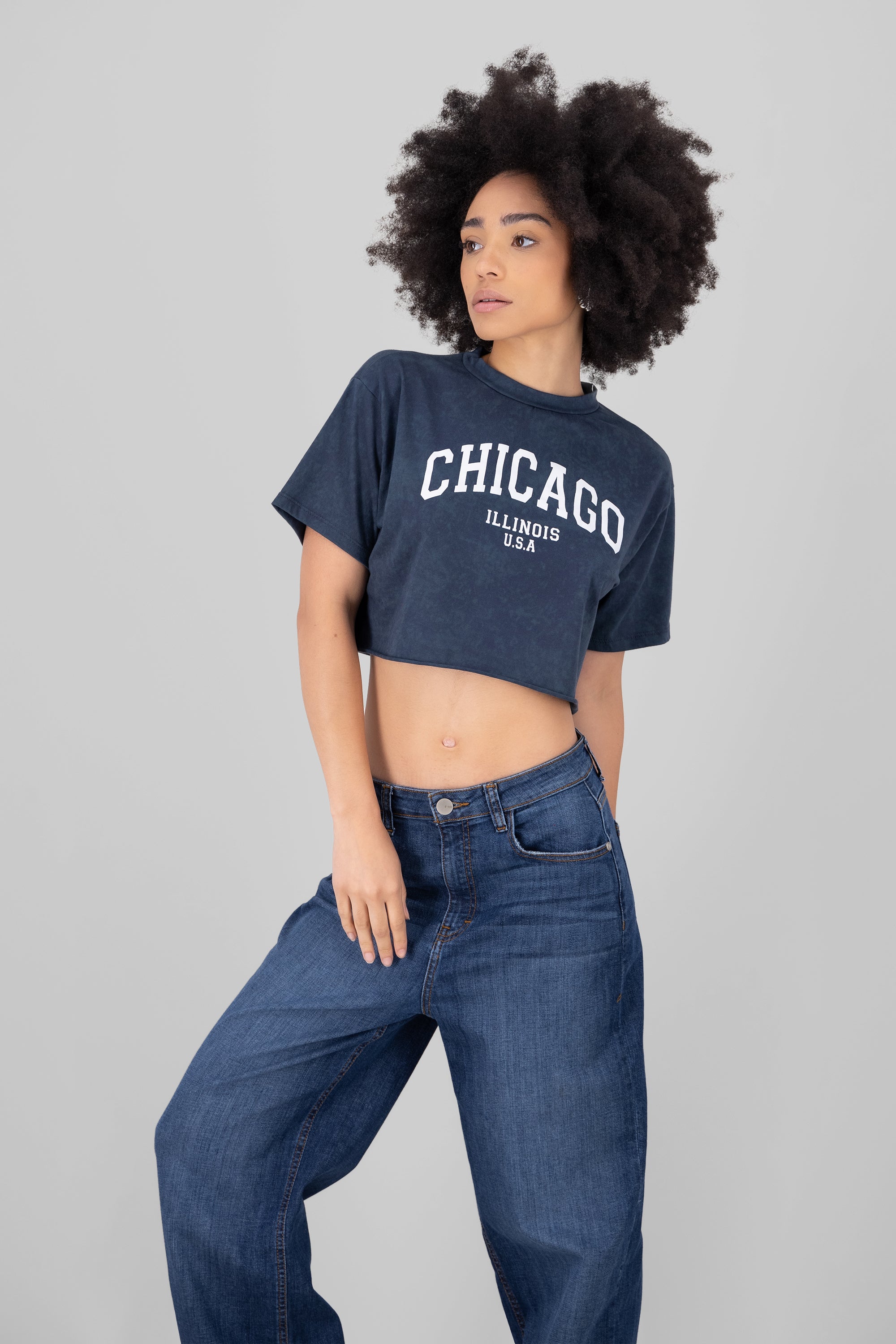 Playera crop acid wash chicago GRIS OBSCURO