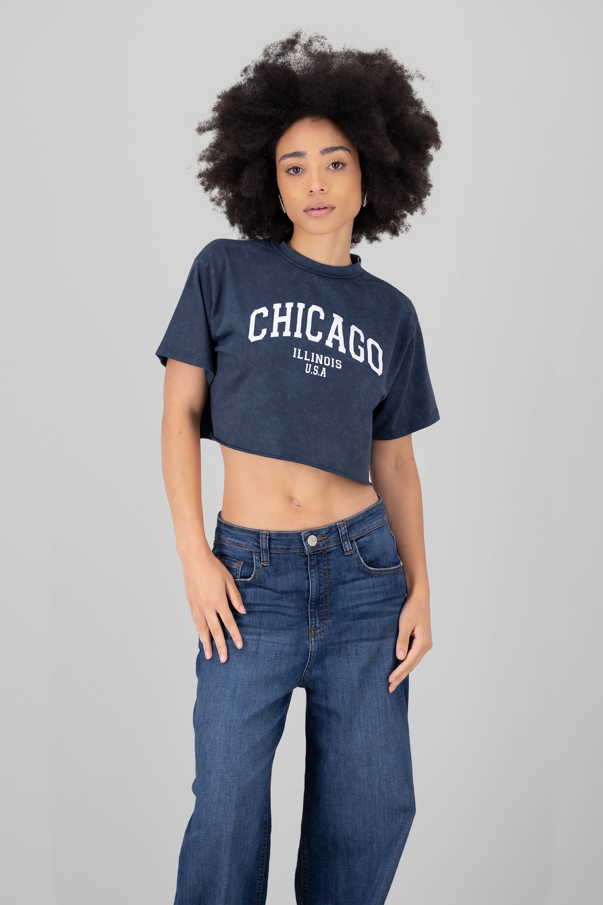 Playera crop acid wash chicago GRIS OBSCURO