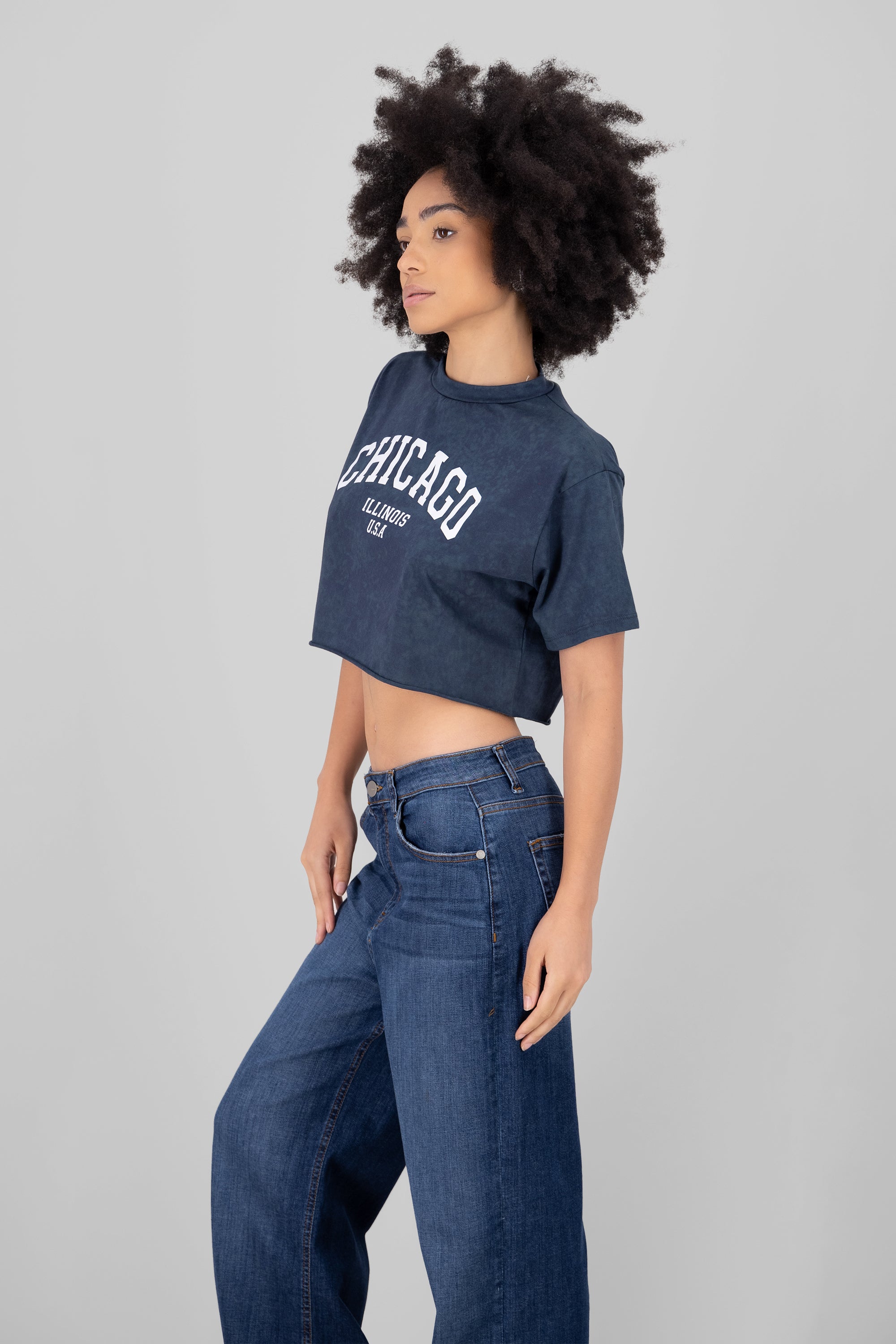 Playera crop acid wash chicago GRIS OBSCURO