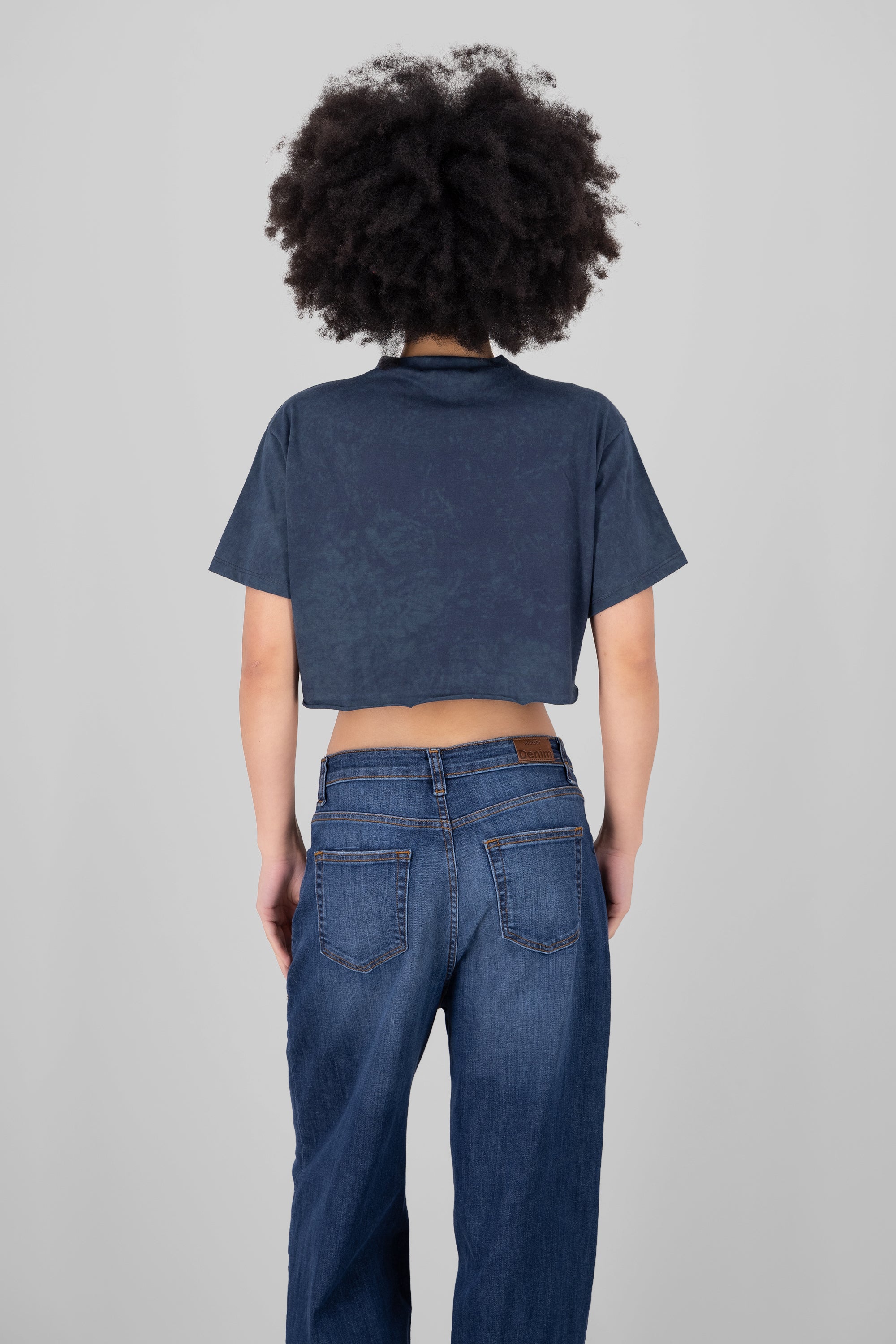 Playera crop acid wash chicago GRIS OBSCURO