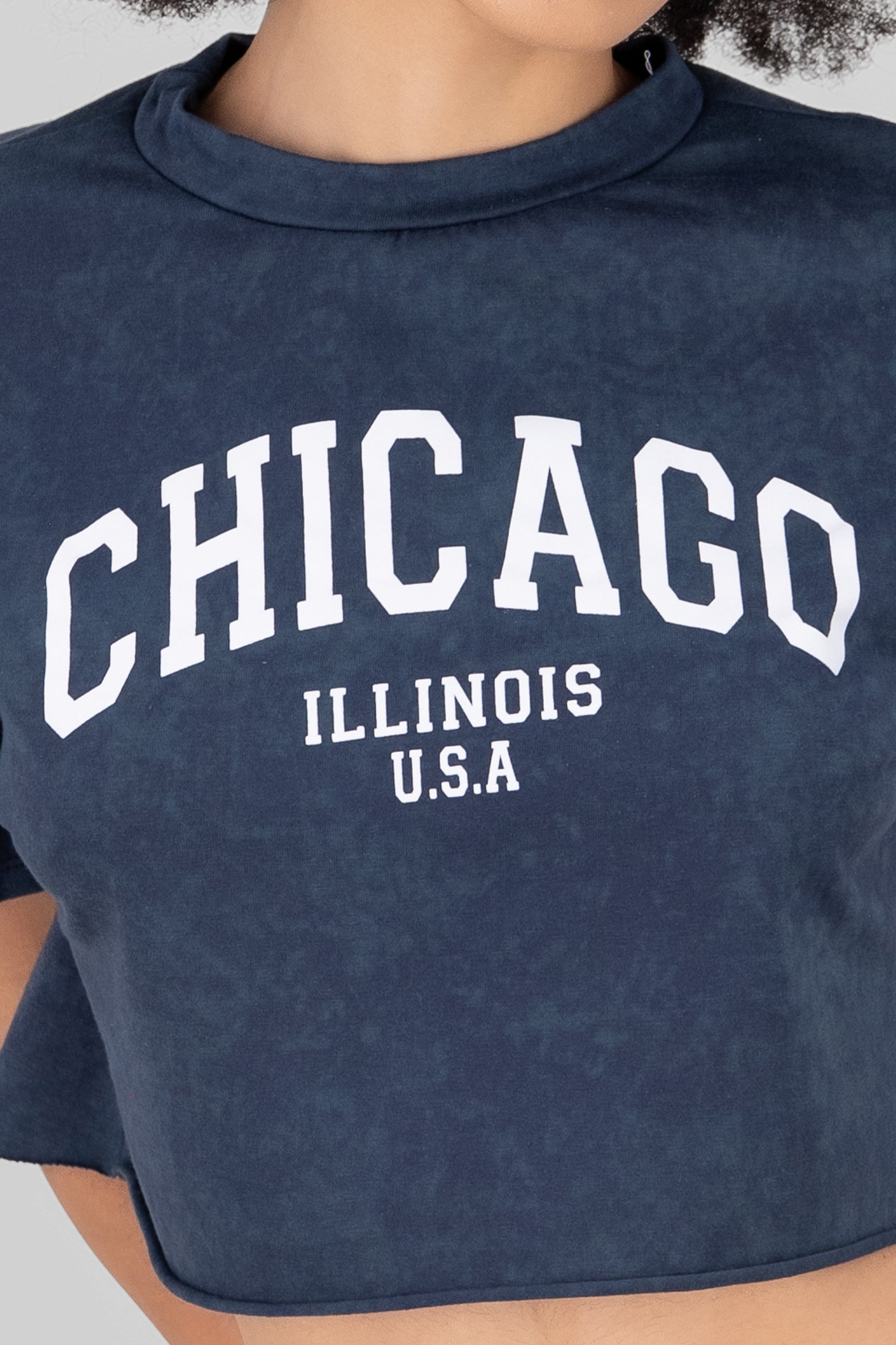 Playera crop acid wash chicago GRIS OBSCURO