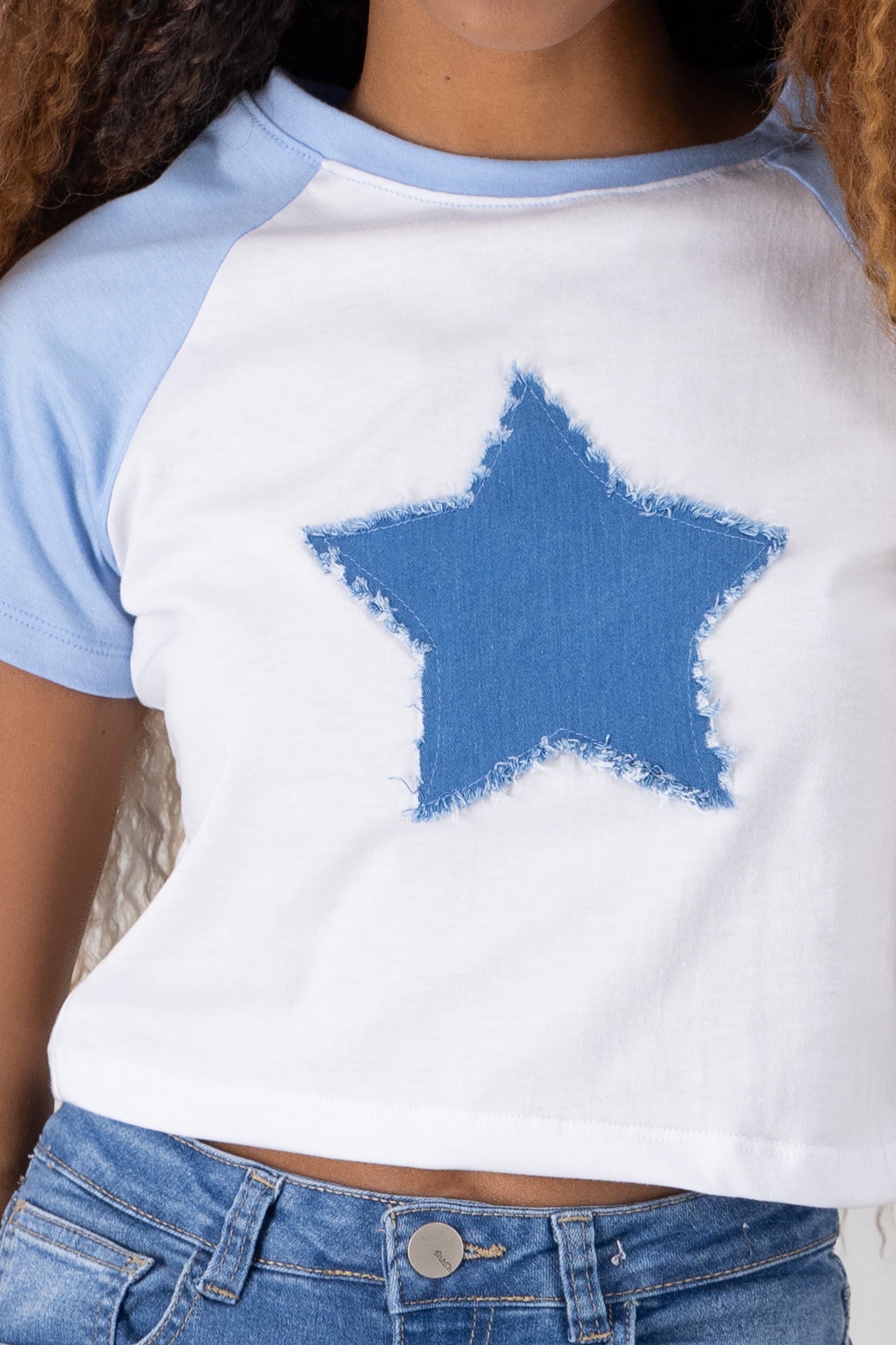 Playera crop parche estrella AZUL CIELO