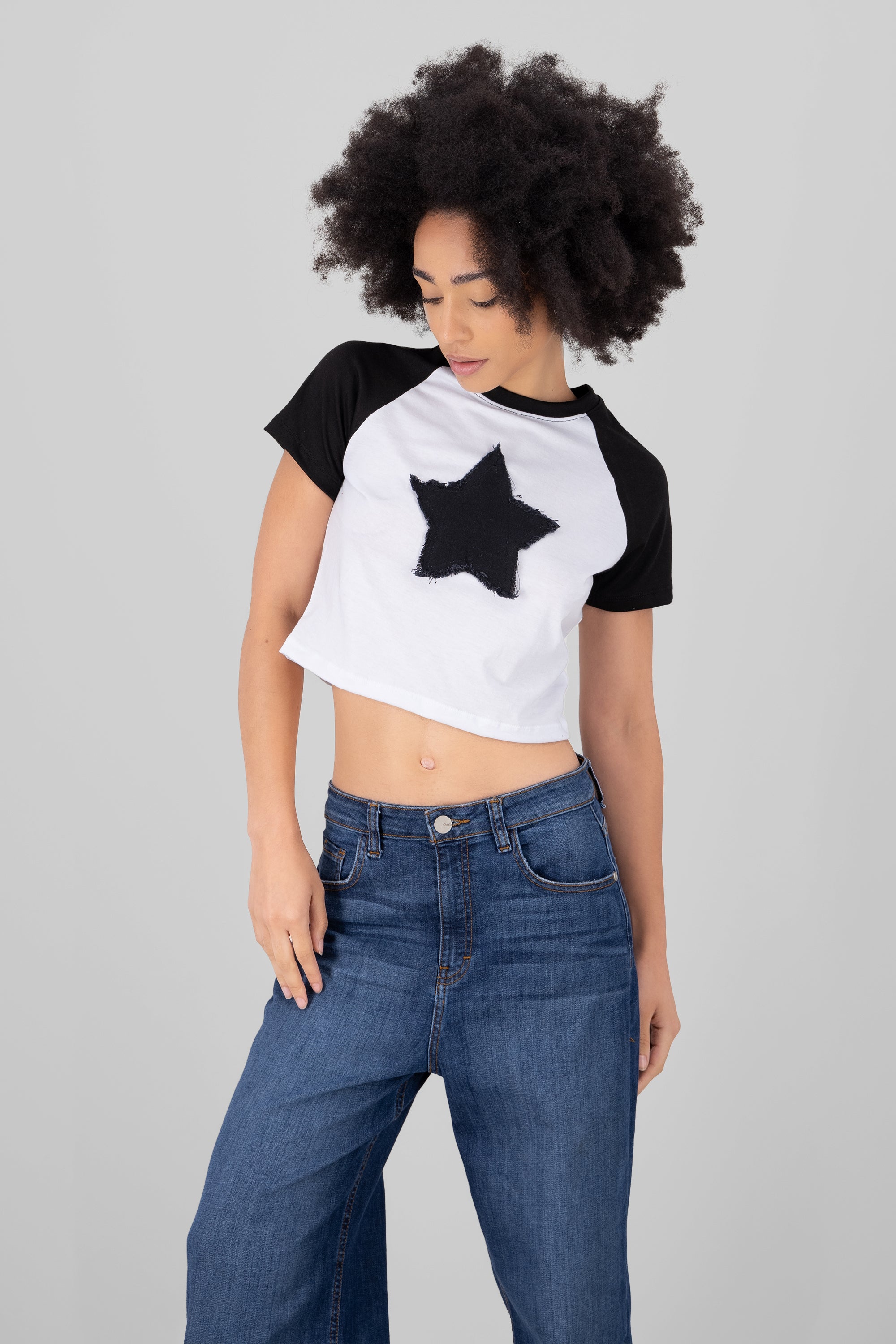 Playera crop parche estrella NEGRO