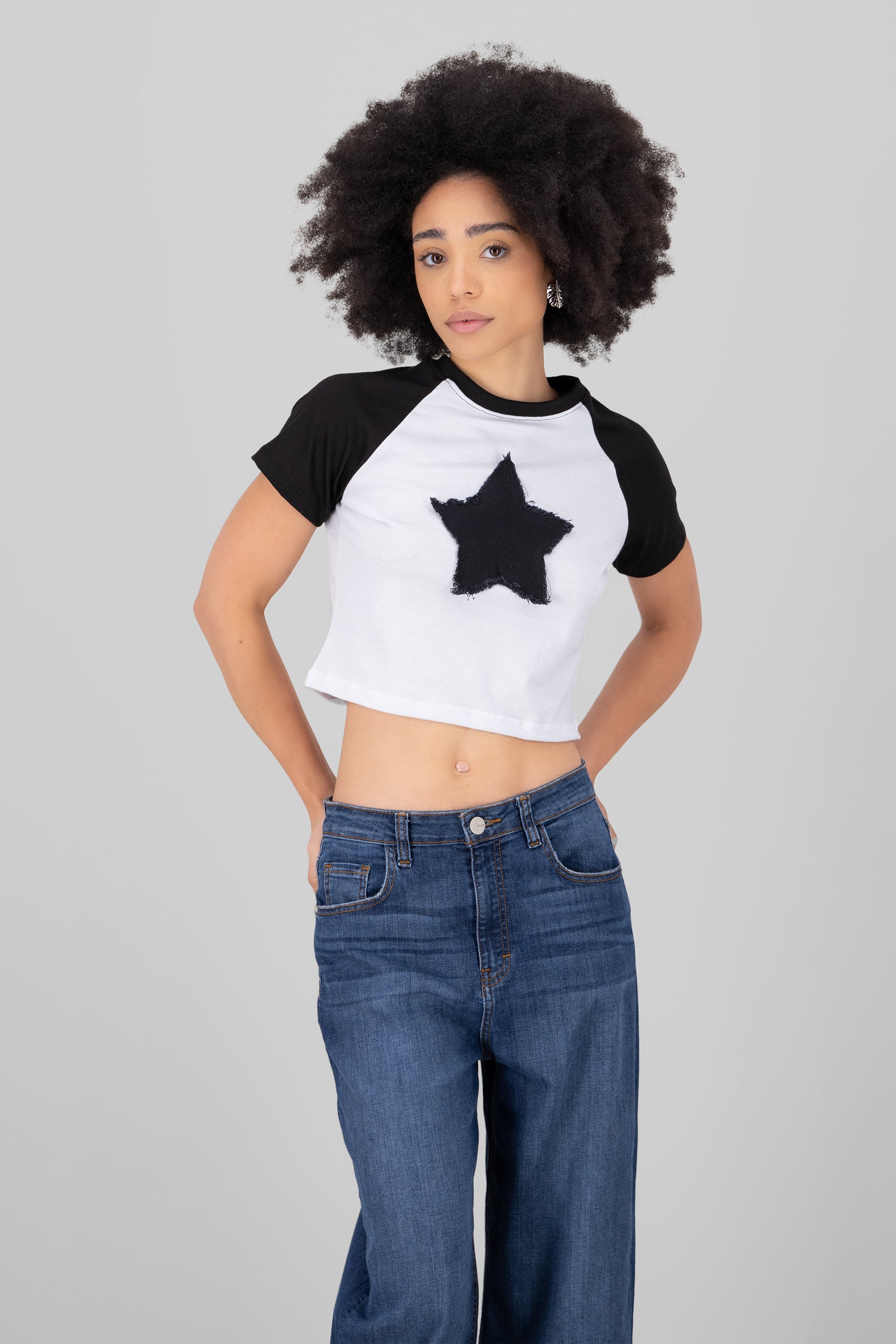 Playera crop parche estrella NEGRO