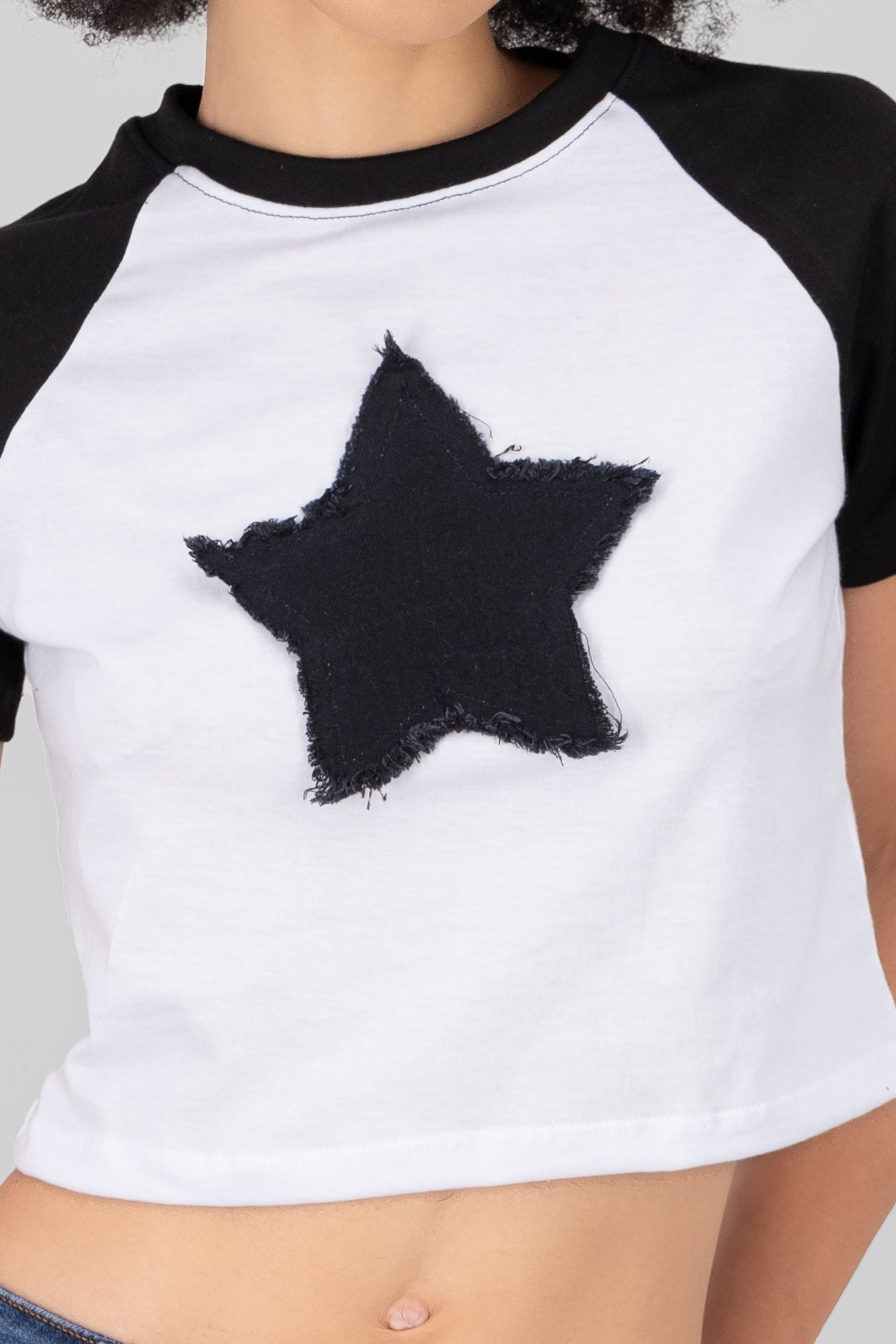 Playera crop parche estrella NEGRO