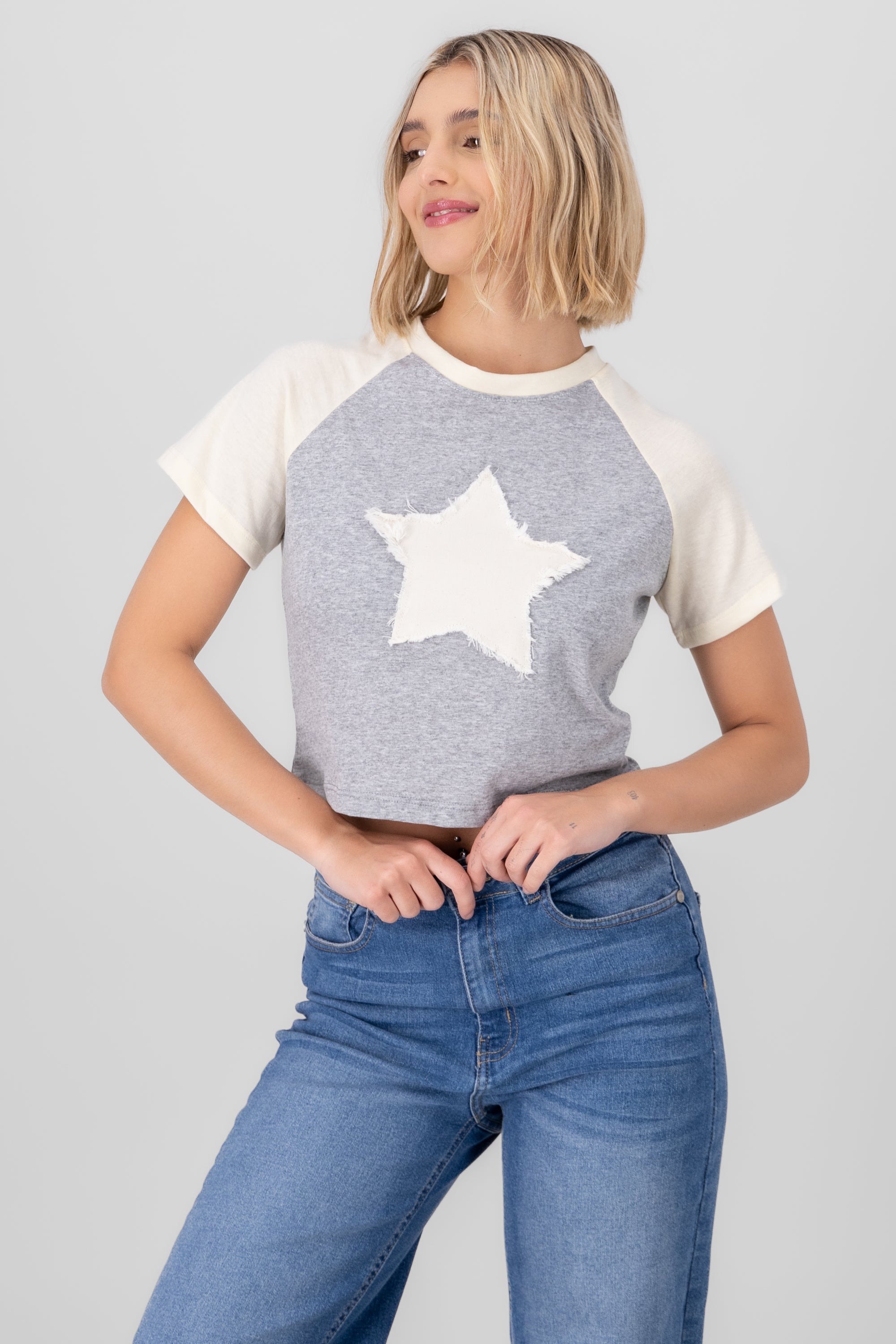 Playera crop parche estrella GRIS