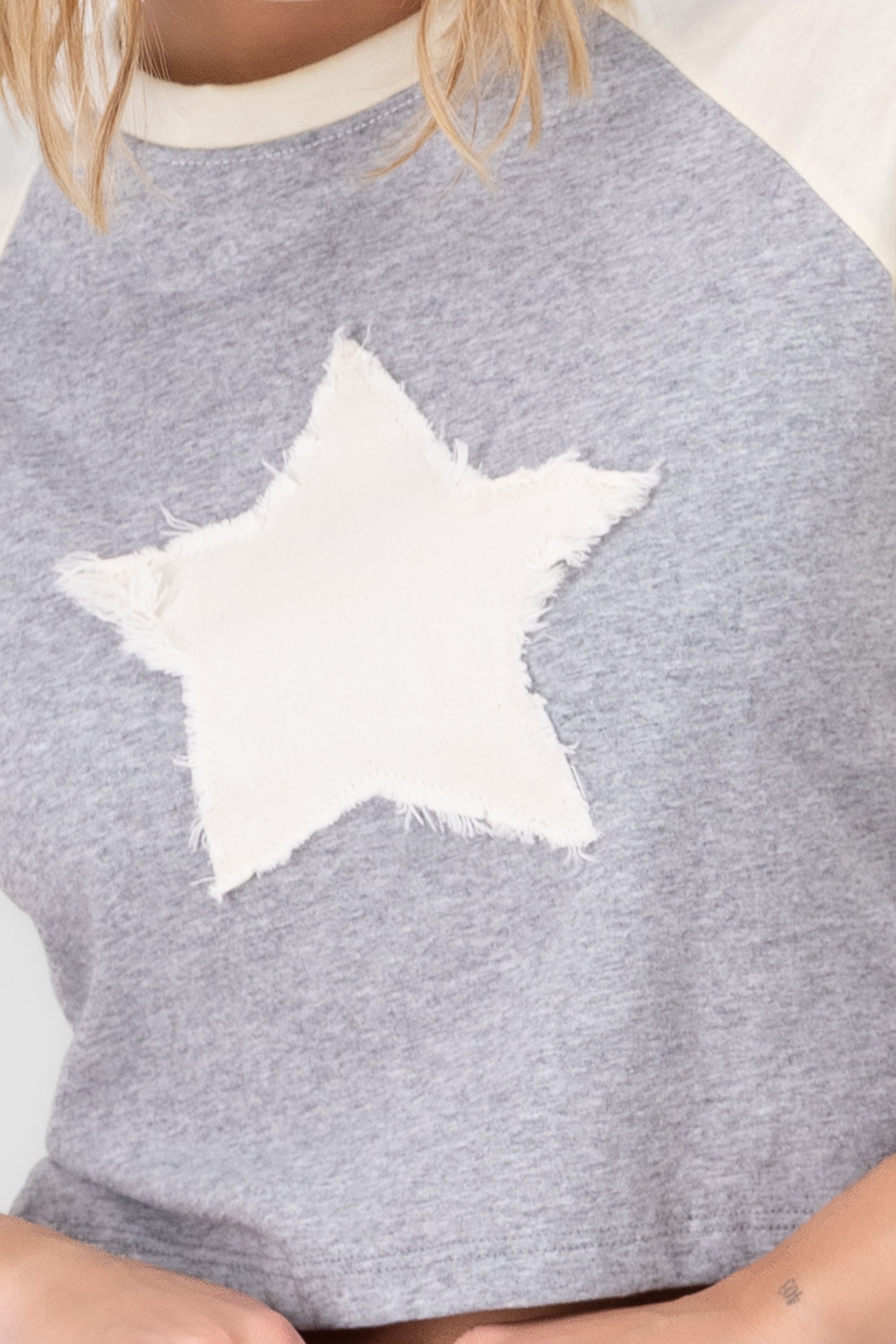 Playera crop parche estrella GRIS